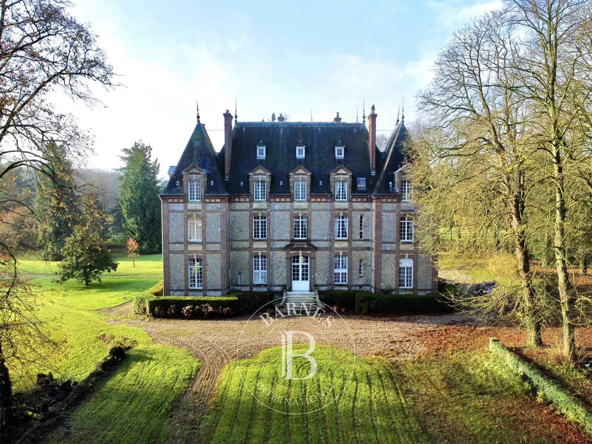 Castle Forges-les-Eaux  -  ref 85477437 (picture 1)