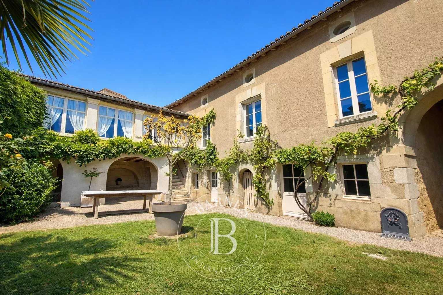 Hôtel particulier Loudun  -  ref 82921447 (picture 1)