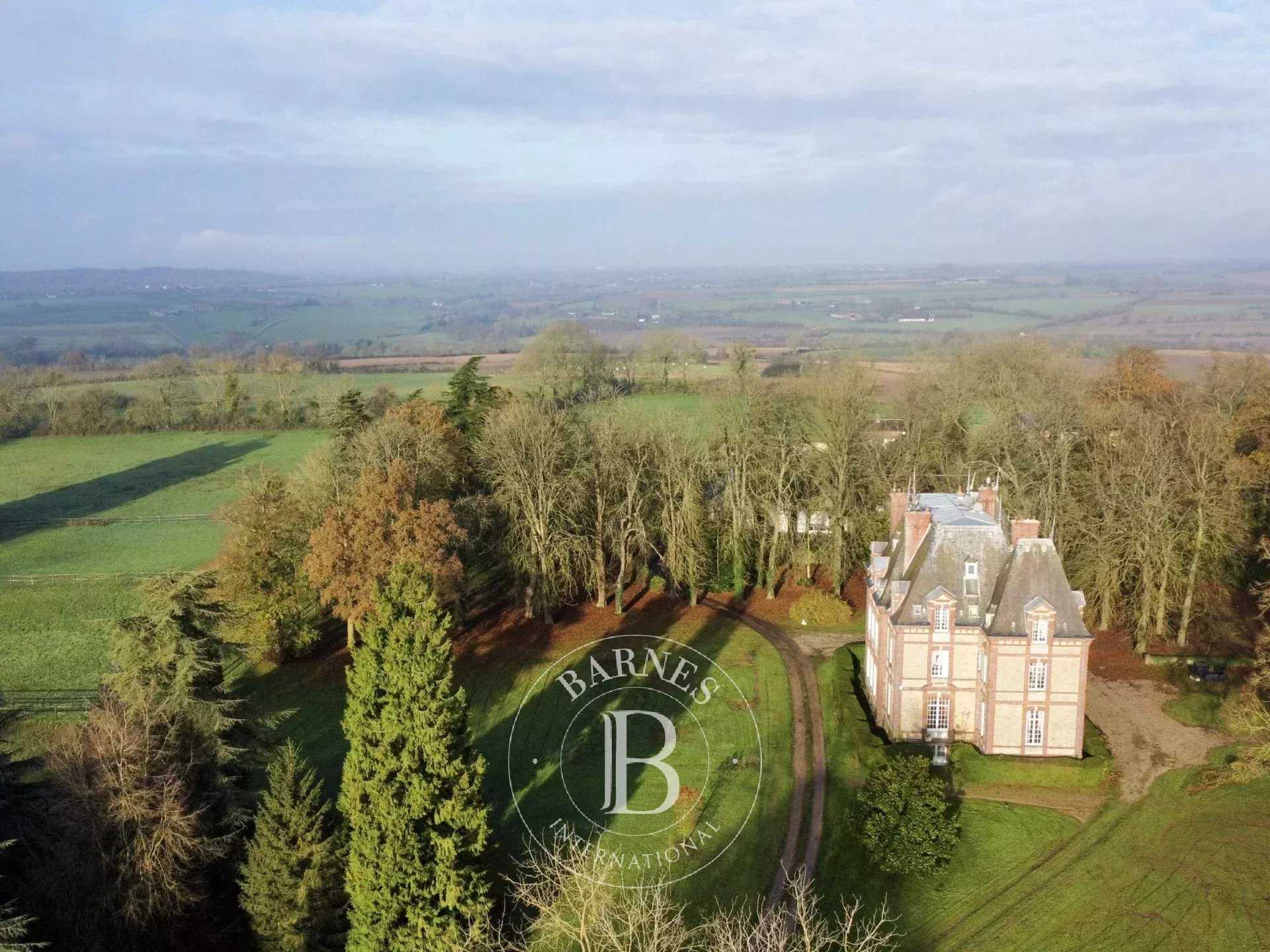 Castle Forges-les-Eaux  -  ref 85477437 (picture 3)