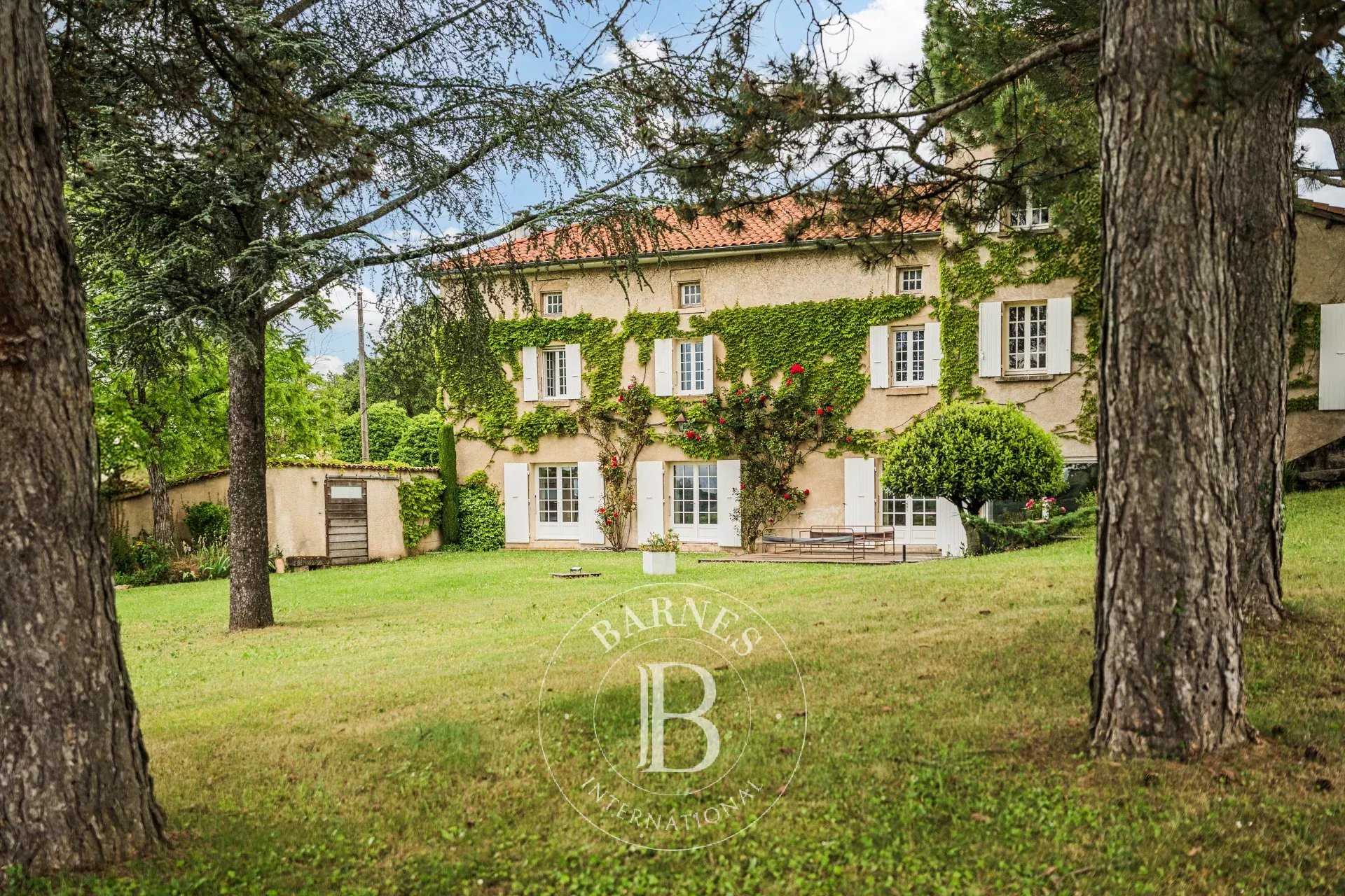 Margès  - Propriété 15 Pi&egrave;ces 7 Chambres