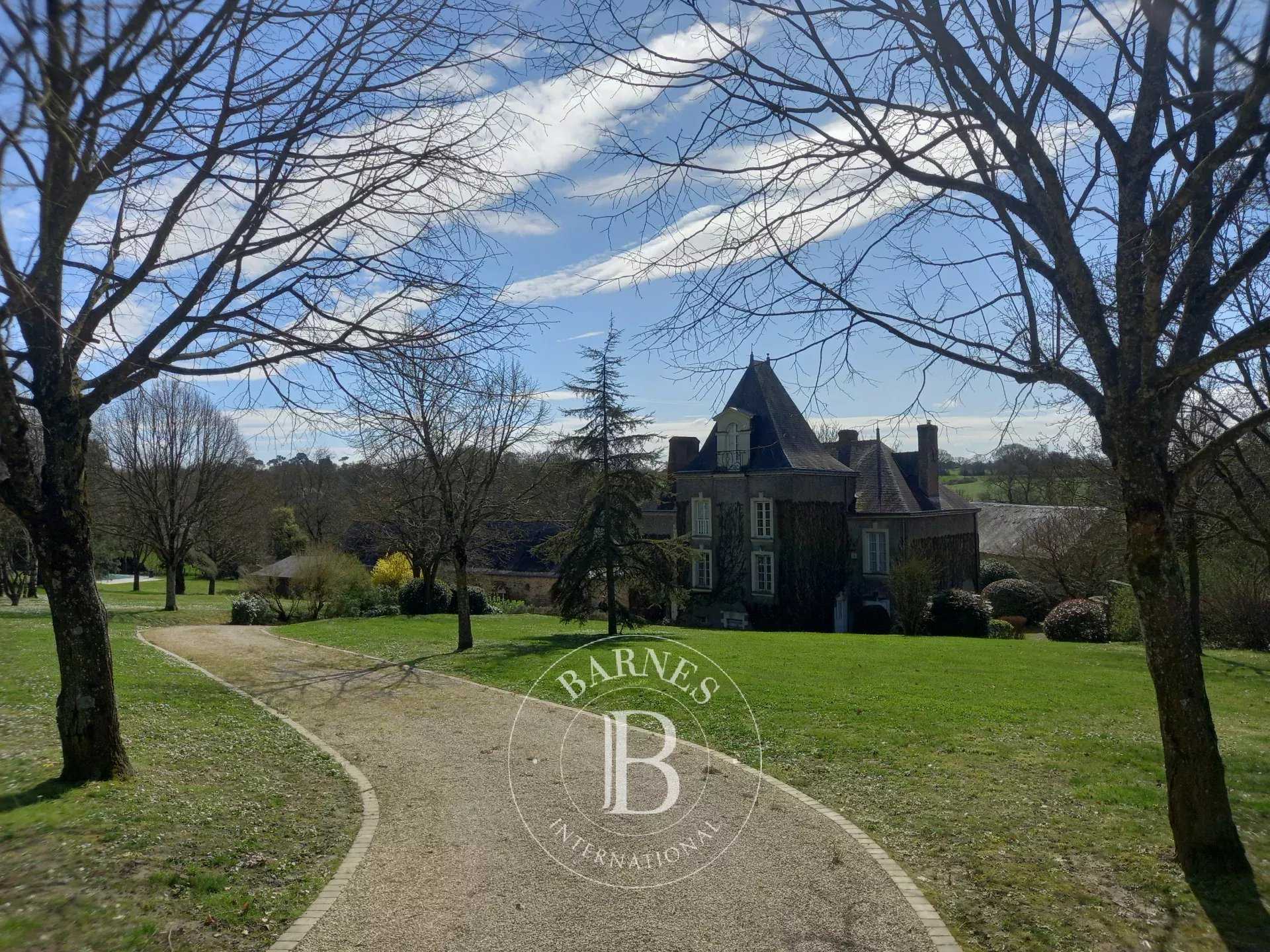 Manoir Châteaubriant  -  ref 85607931 (picture 2)
