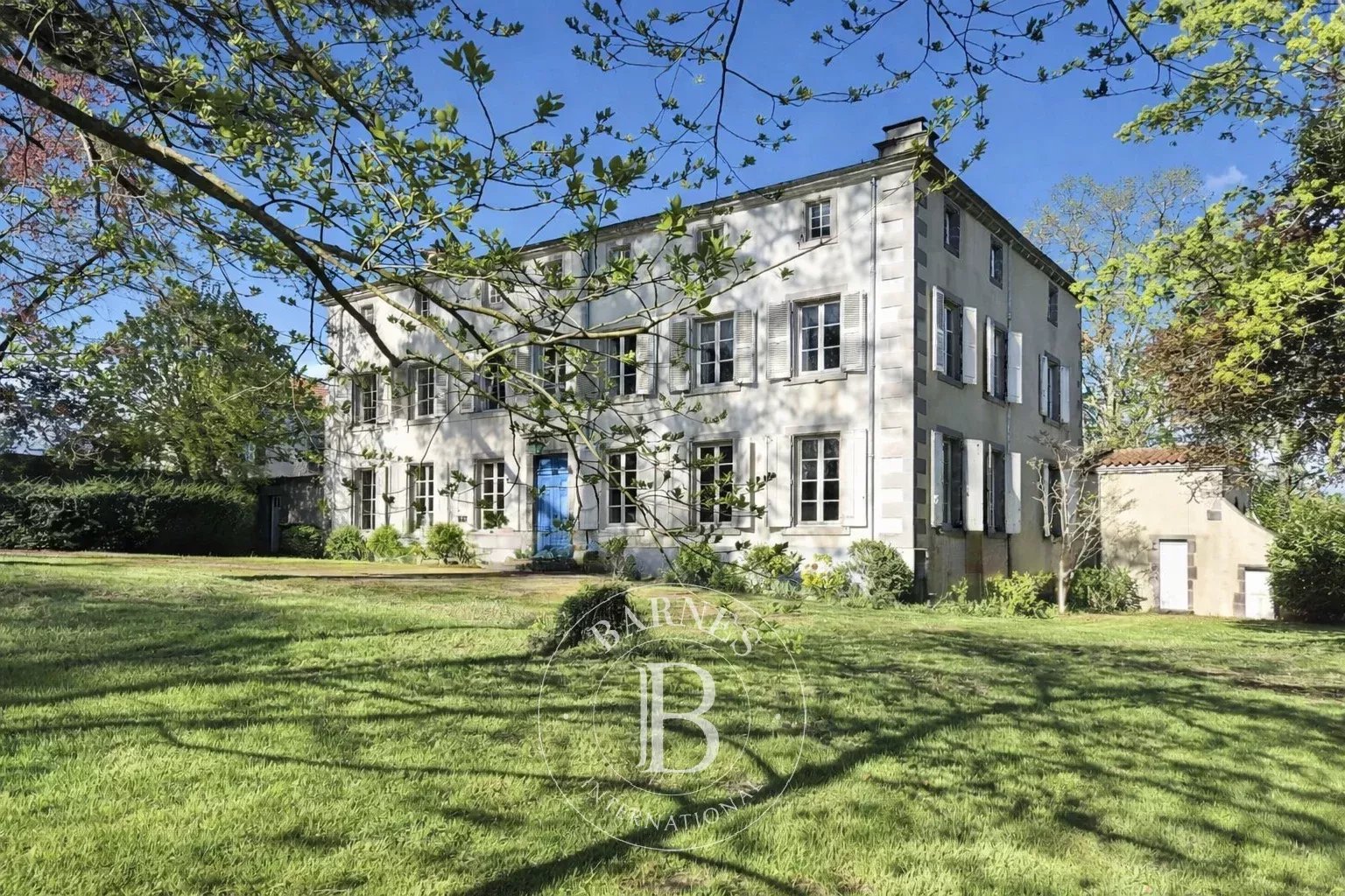 Riom  - Maison 12 Pi&egrave;ces 8 Chambres - picture 3