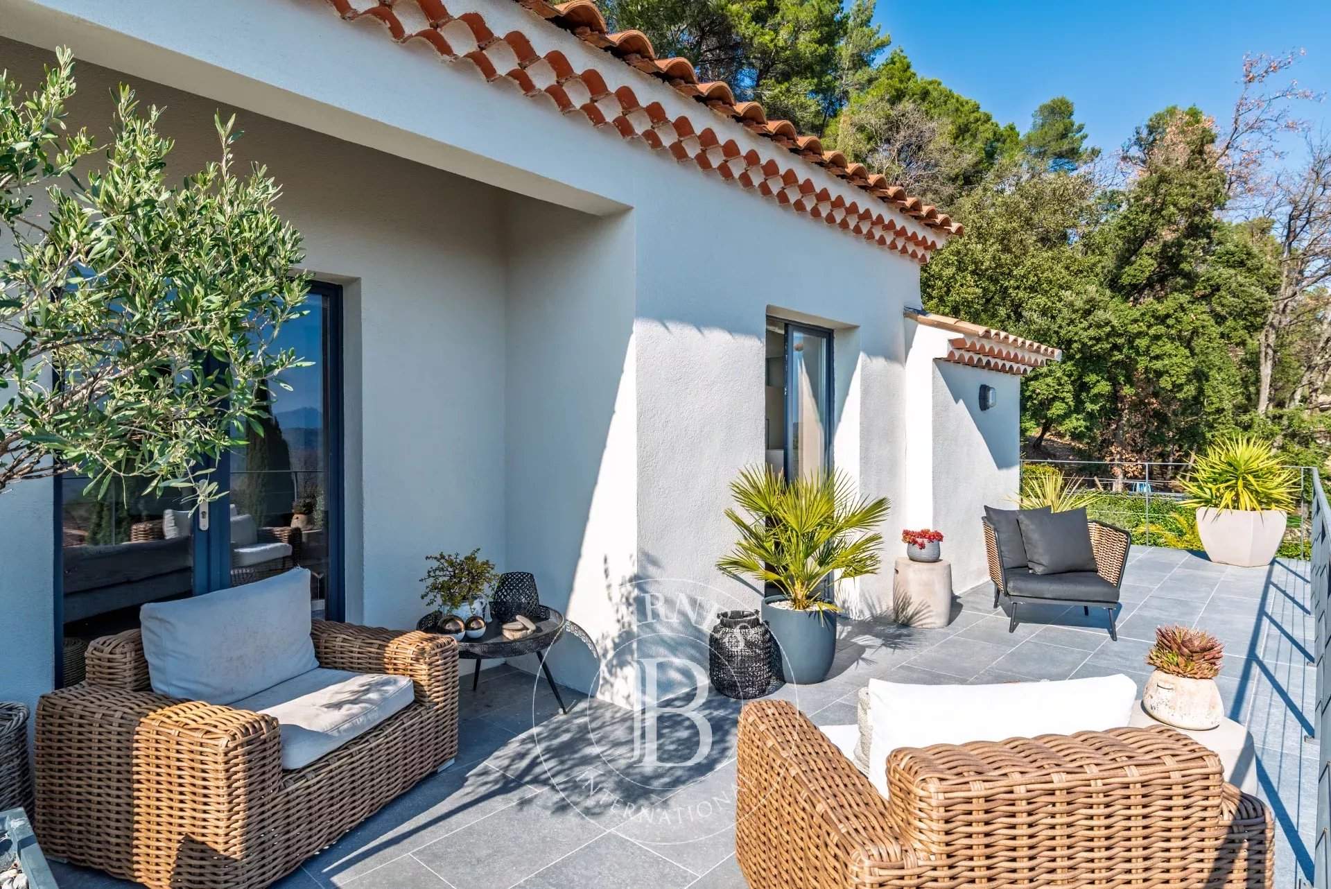 Bagnols-en-Forêt  - Maison 7 Pi&egrave;ces 3 Chambres - picture 10