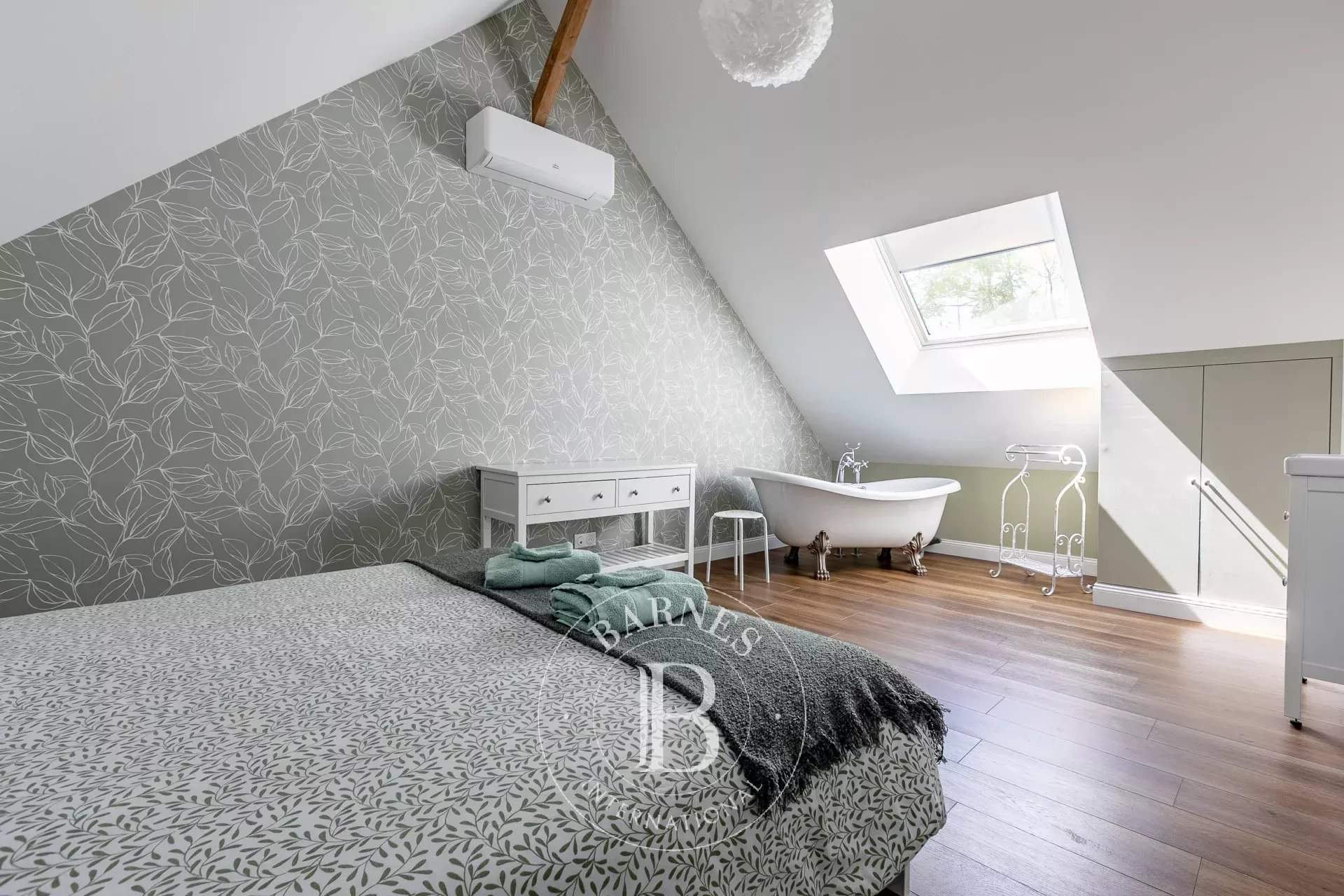 Senlis  - Property 5 Bedrooms - picture 13