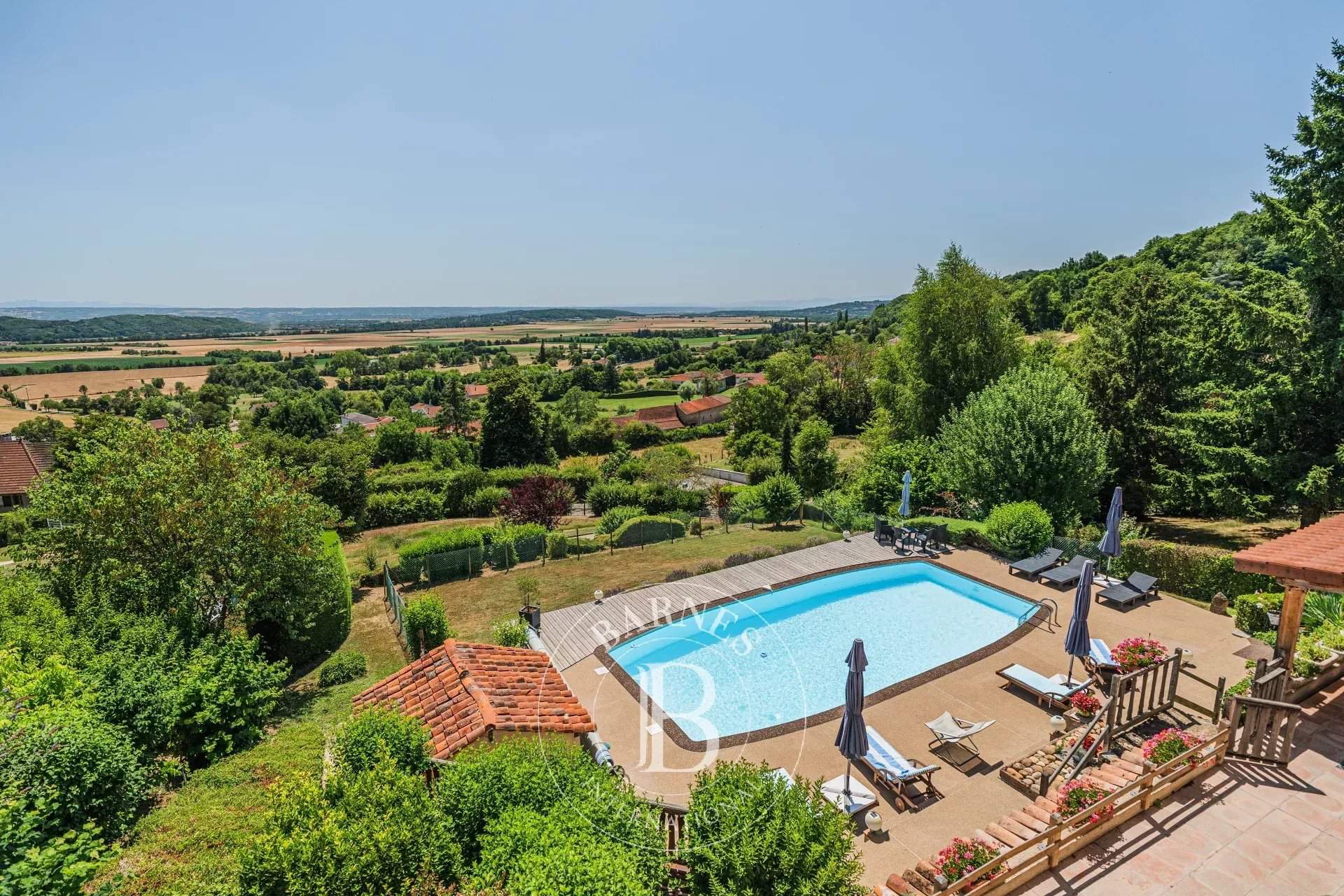 La Côte-Saint-André  - Maison 9 Pi&egrave;ces 5 Chambres - picture 2