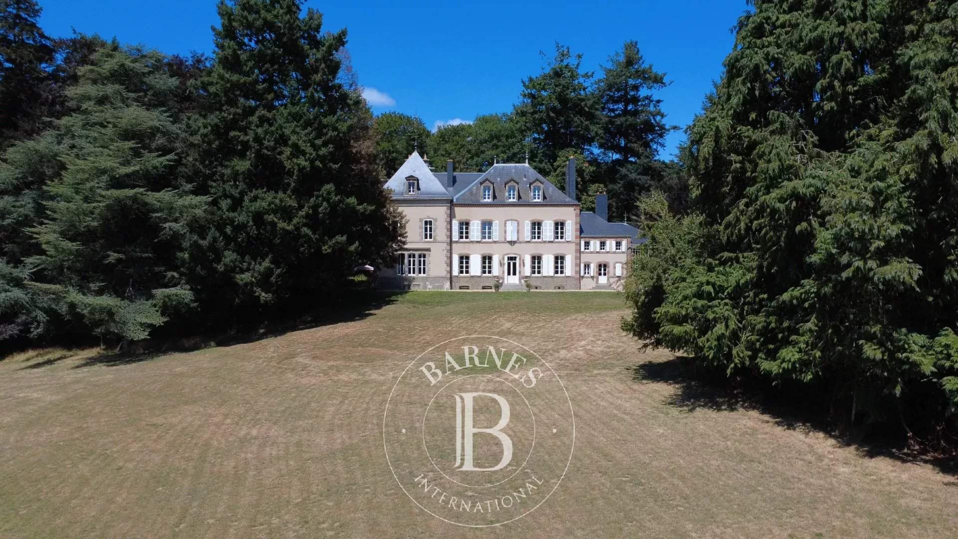 Pouzauges  - Château 16 Pi&egrave;ces 10 Chambres - picture 4