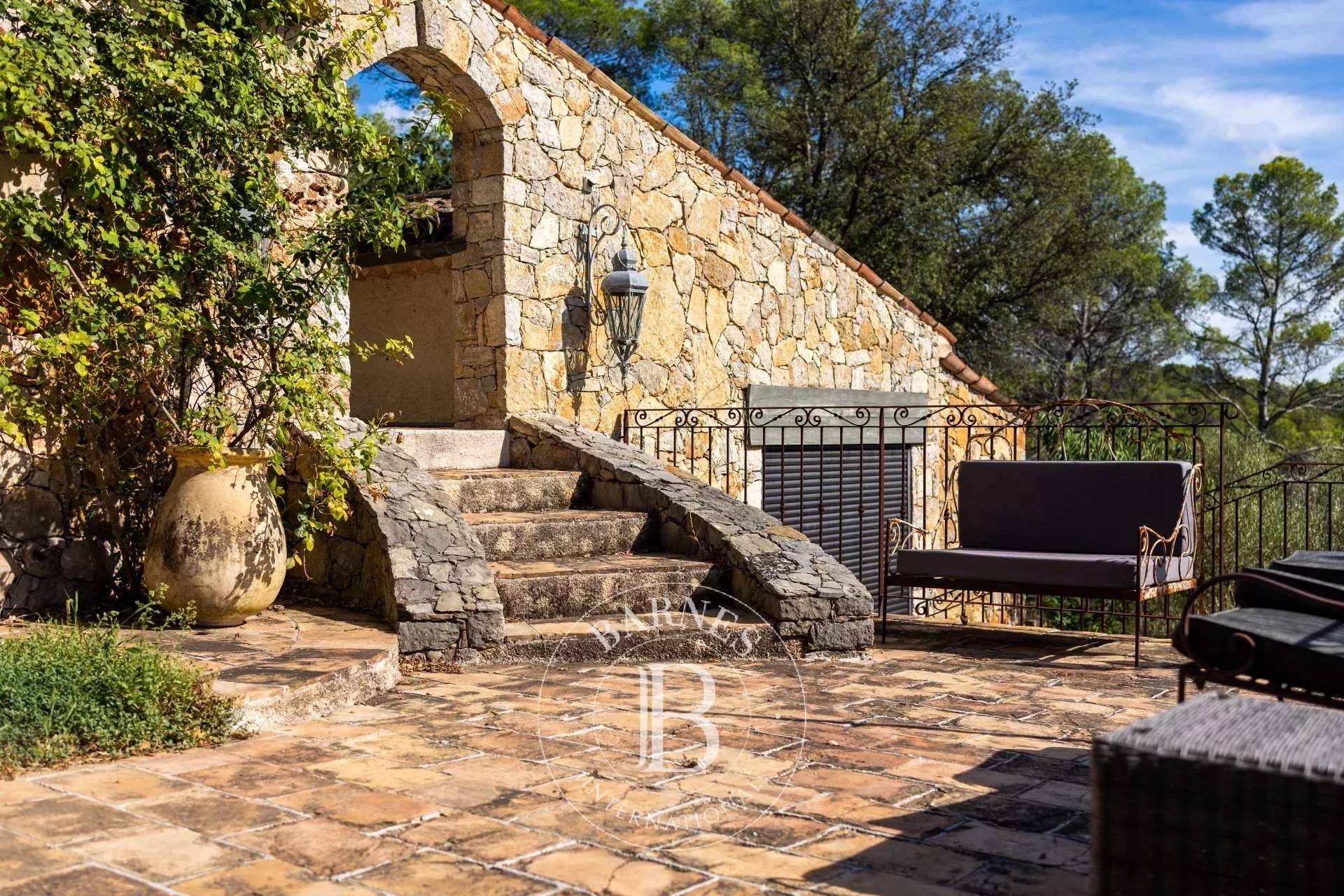 Entrecasteaux  - Property 13 Bedrooms - picture 8