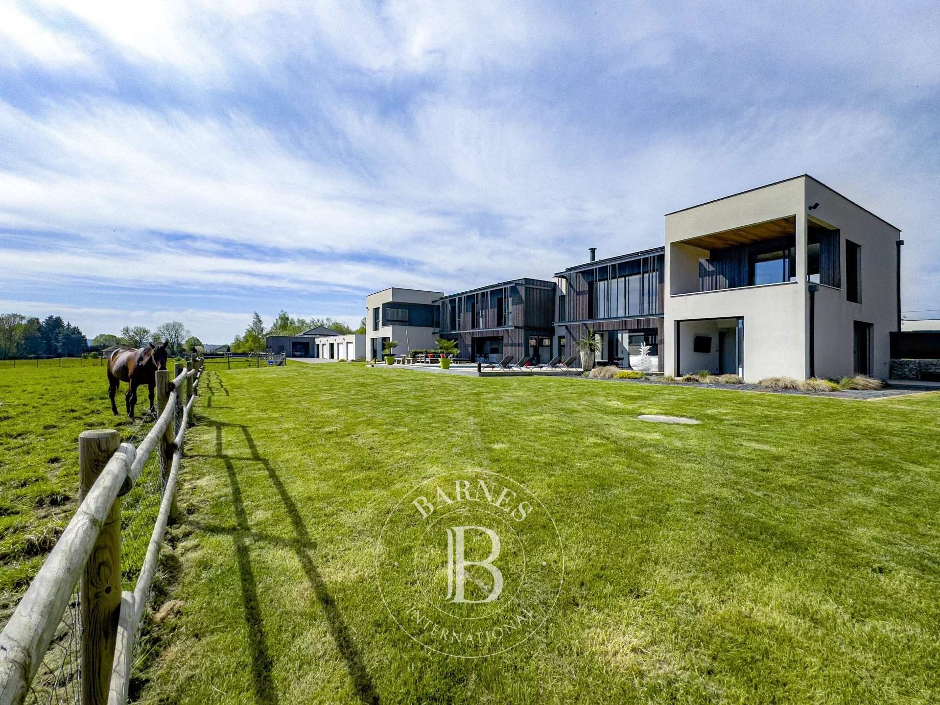 Les Abrets en Dauphiné  - Maison 13 Pièces 7 Chambres - picture 12