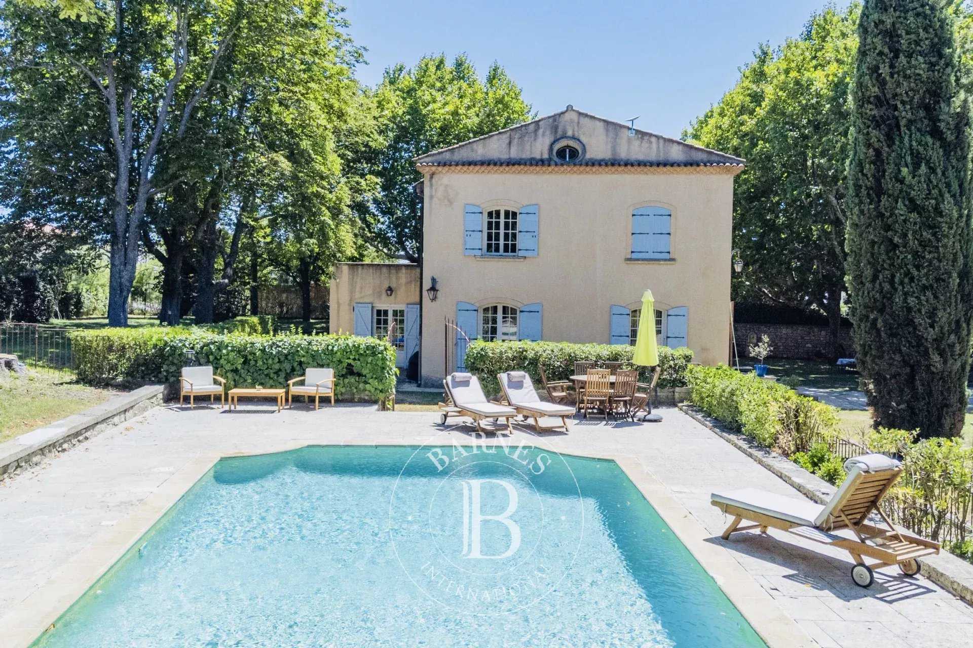 Aix-en-Provence  - Maison 7 Pi&egrave;ces 5 Chambres