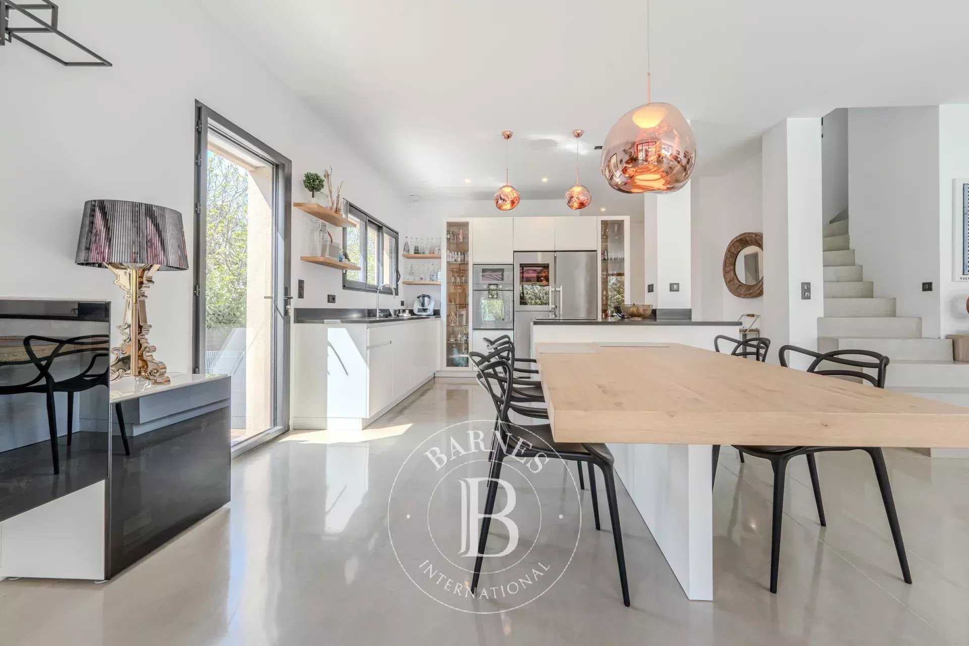 Aix-en-Provence  - Maison 7 Pi&egrave;ces 4 Chambres