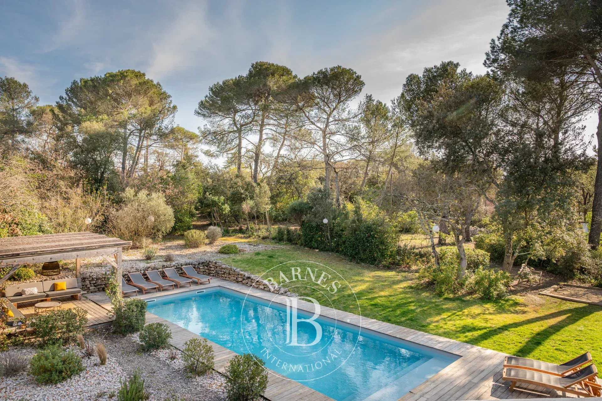 Aix-en-Provence  - Maison 9 Pi&egrave;ces 5 Chambres