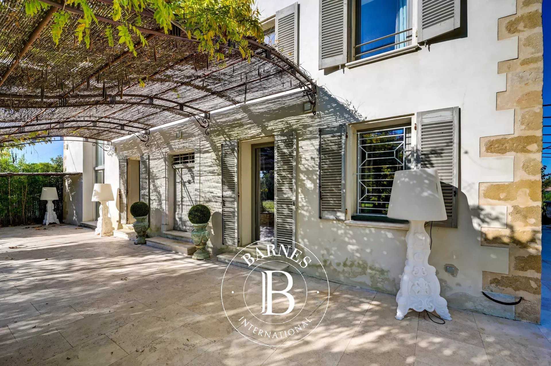 Aix-en-Provence  - Maison 20 Pi&egrave;ces 14 Chambres
