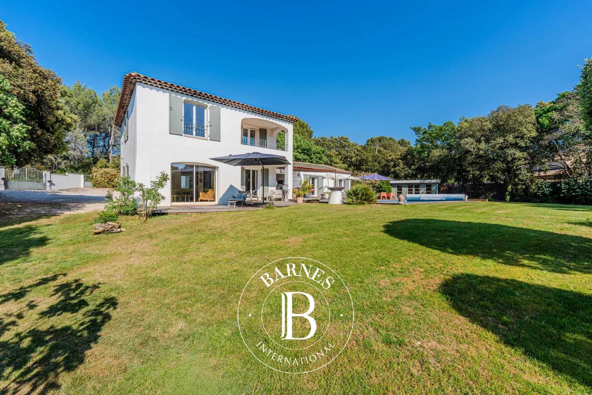 Aix-en-Provence  - Propriété 9 Pi&egrave;ces 6 Chambres