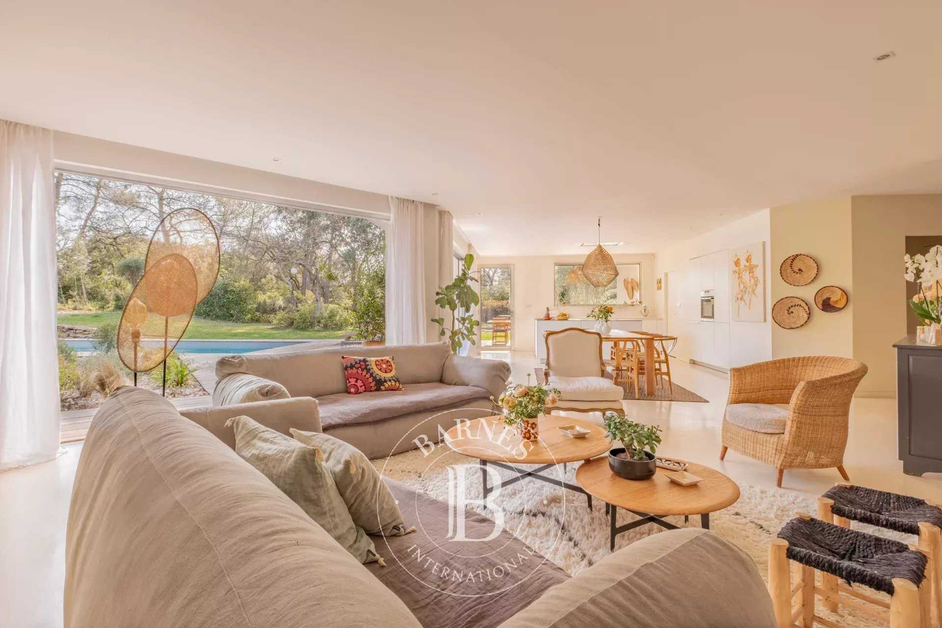 Aix-en-Provence  - Maison 9 Pi&egrave;ces 5 Chambres