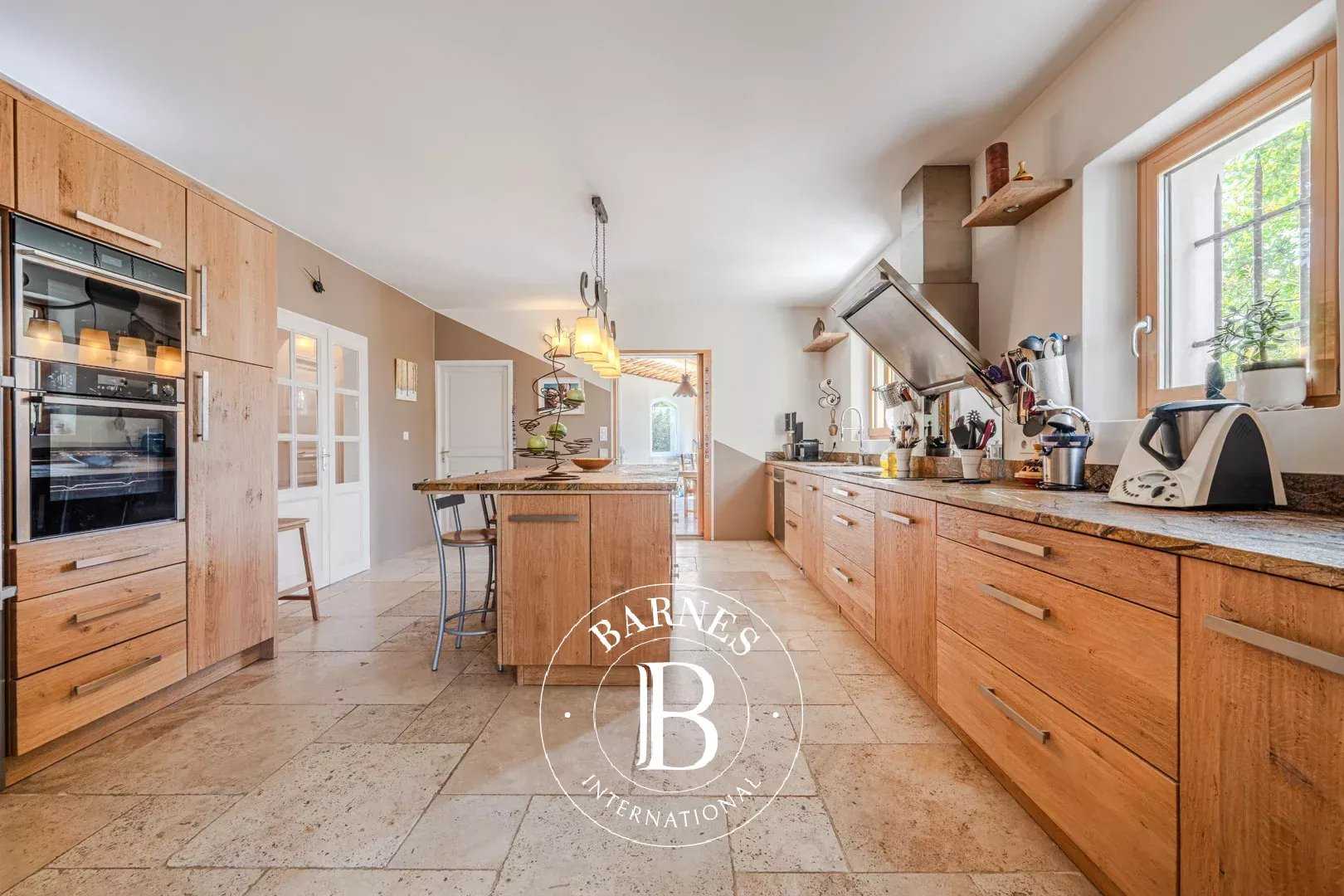 Aix-en-Provence  - Maison 7 Pi&egrave;ces 5 Chambres