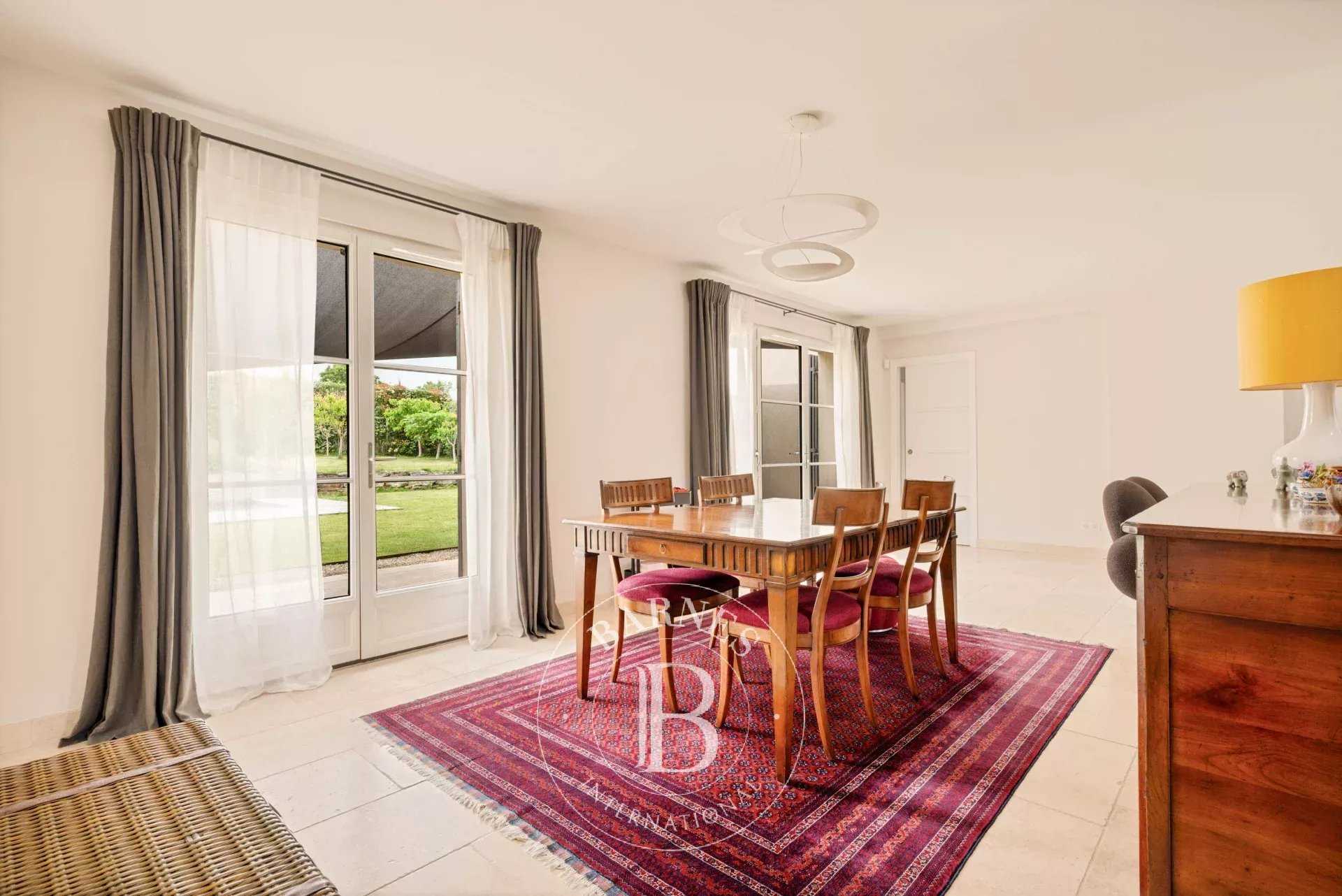 Aix-en-Provence  - Maison 7 Pi&egrave;ces 4 Chambres