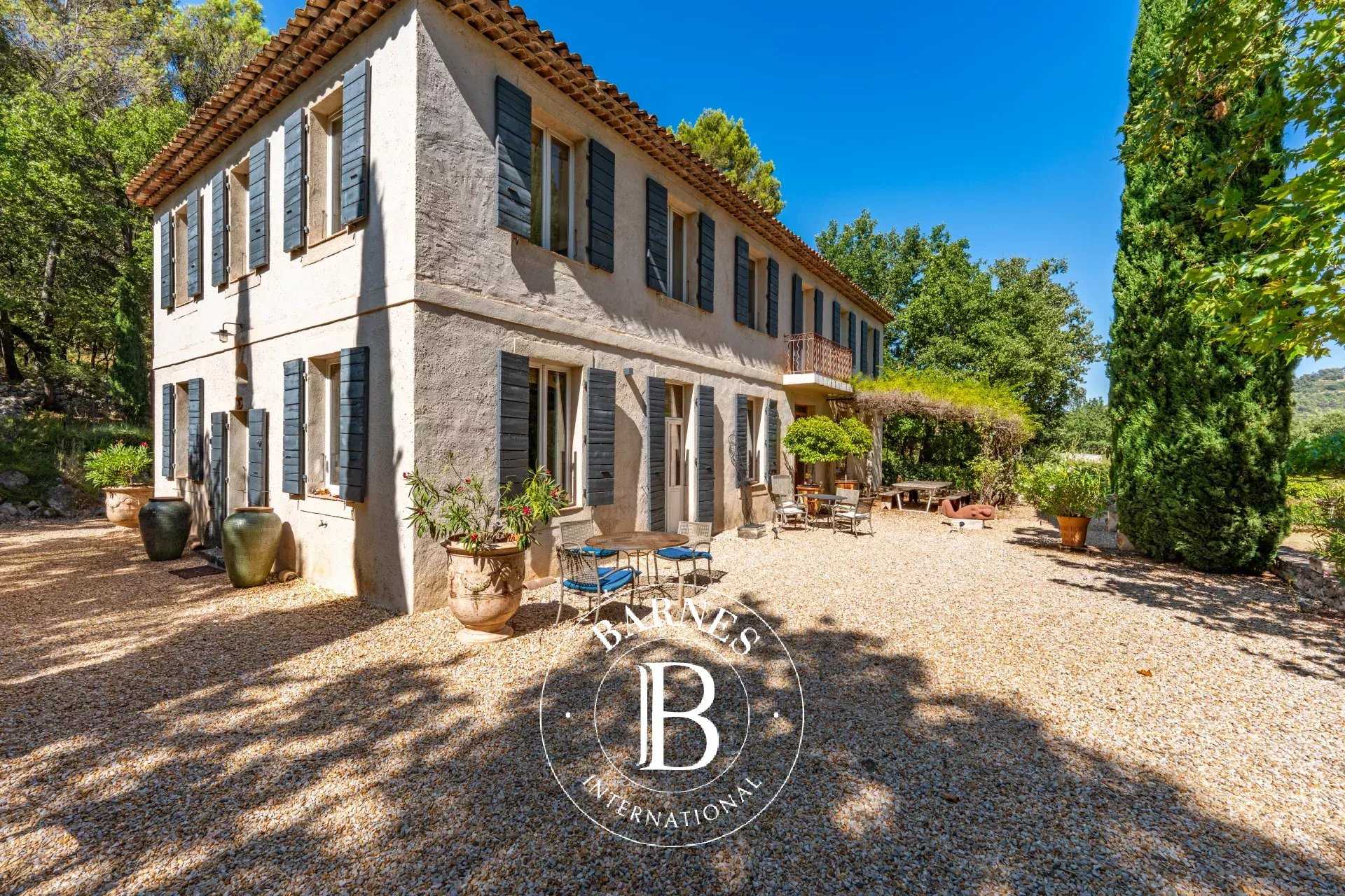 Aix-en-Provence  - Maison 9 Pi&egrave;ces 5 Chambres