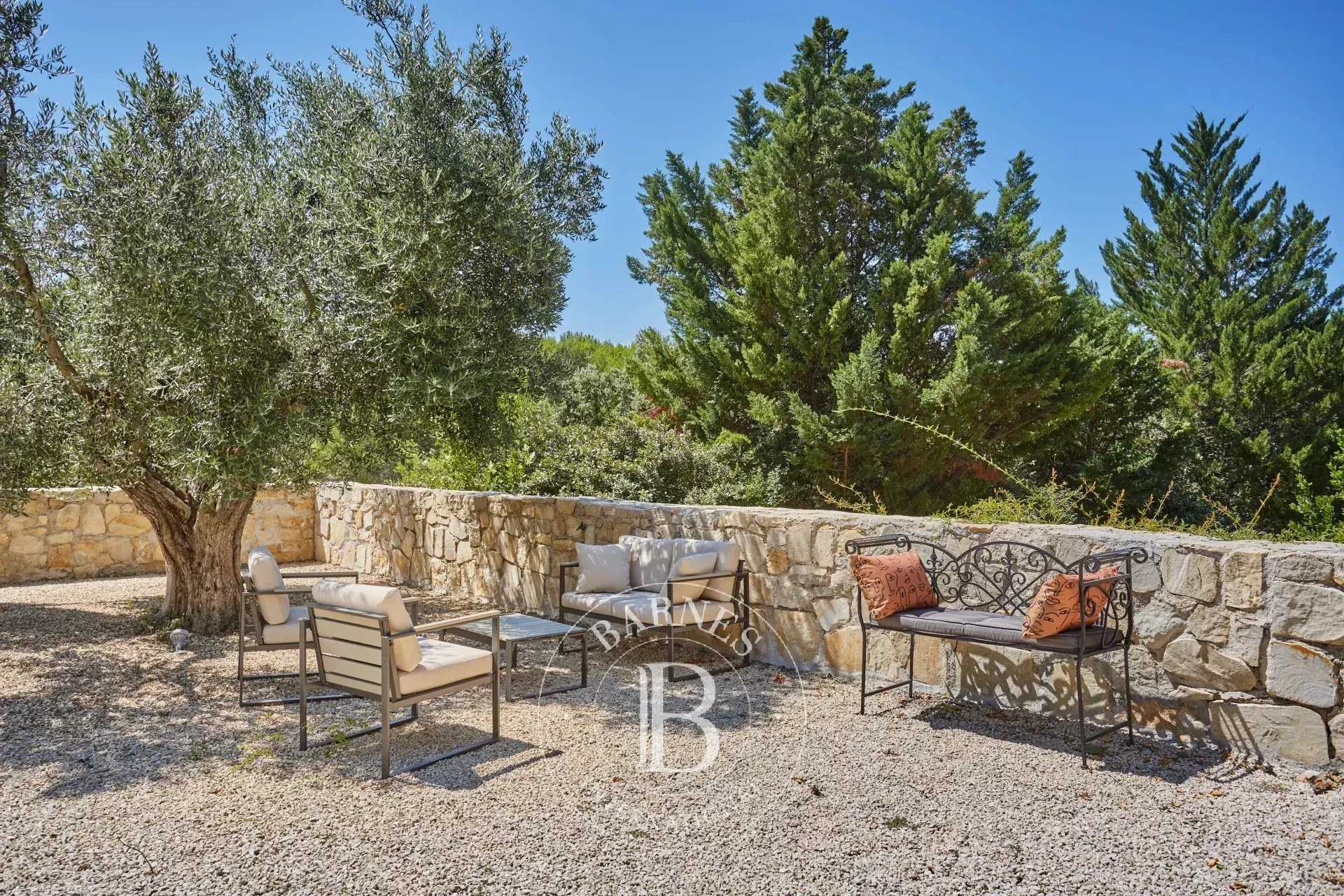 Aix-en-Provence  - Propriété 9 Pi&egrave;ces 6 Chambres