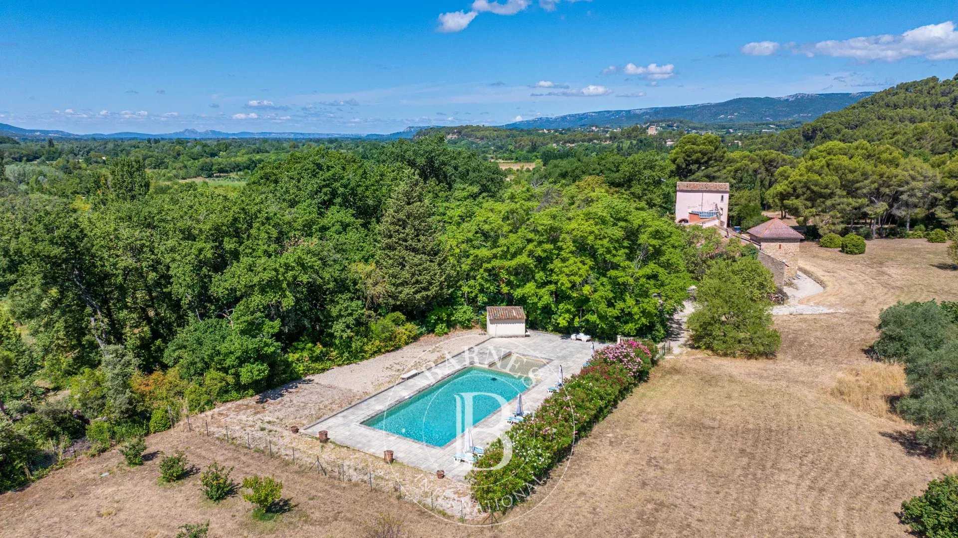 Lourmarin  - Propriété 20 Pièces 10 Chambres