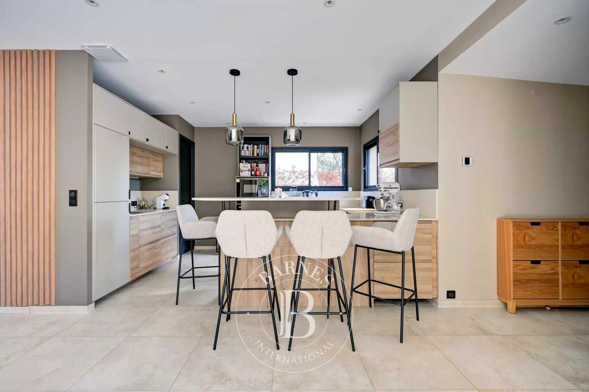 Aix-en-Provence  - Maison 5 Pi&egrave;ces 4 Chambres