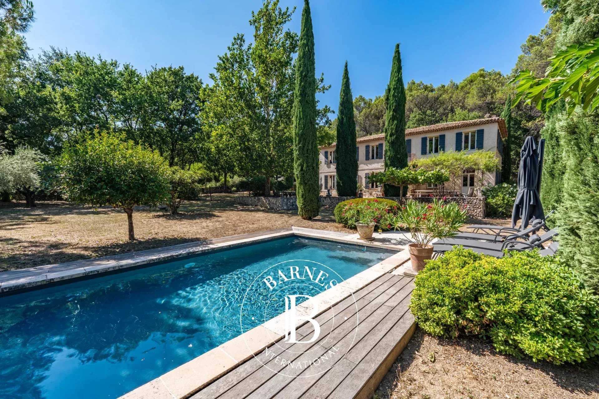 Aix-en-Provence  - Maison 9 Pi&egrave;ces 5 Chambres