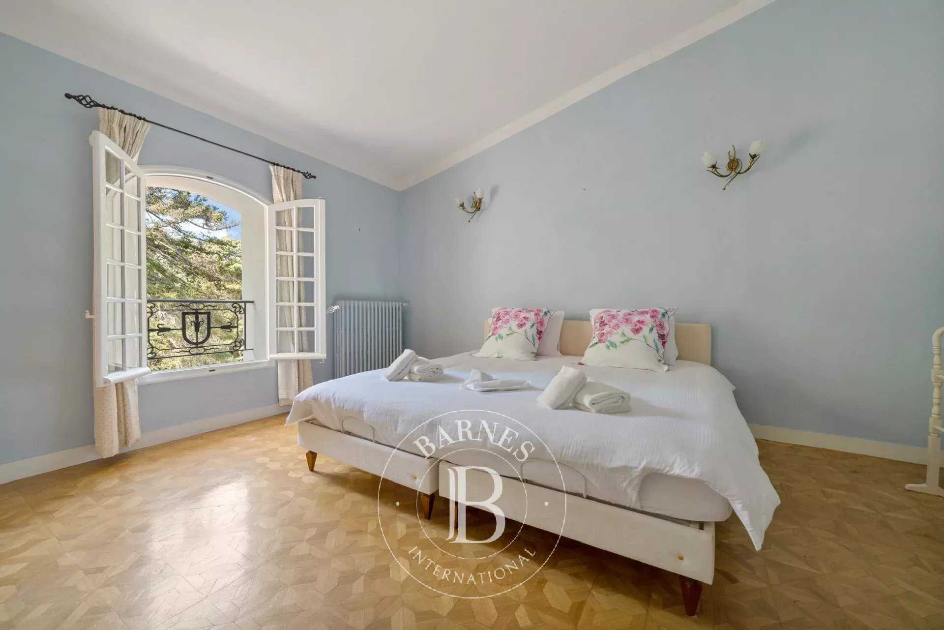 Aix-en-Provence  - Maison 7 Pi&egrave;ces 5 Chambres