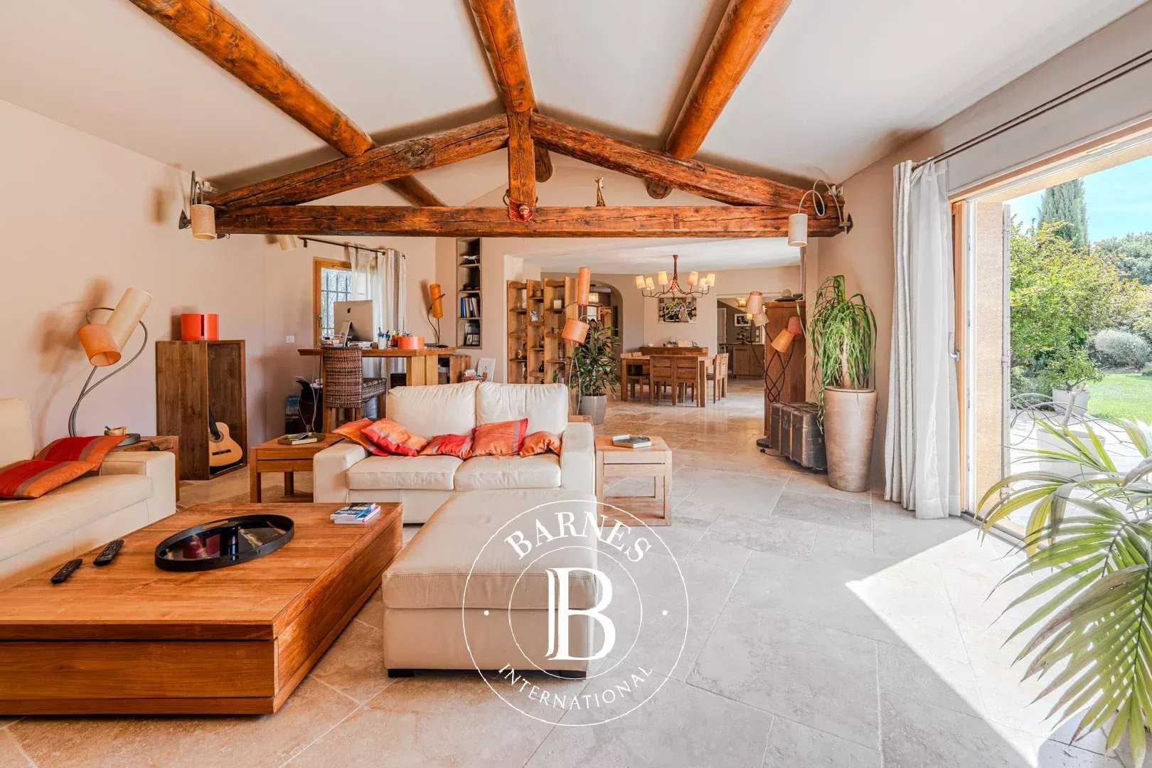 Aix-en-Provence  - Maison 7 Pi&egrave;ces 5 Chambres