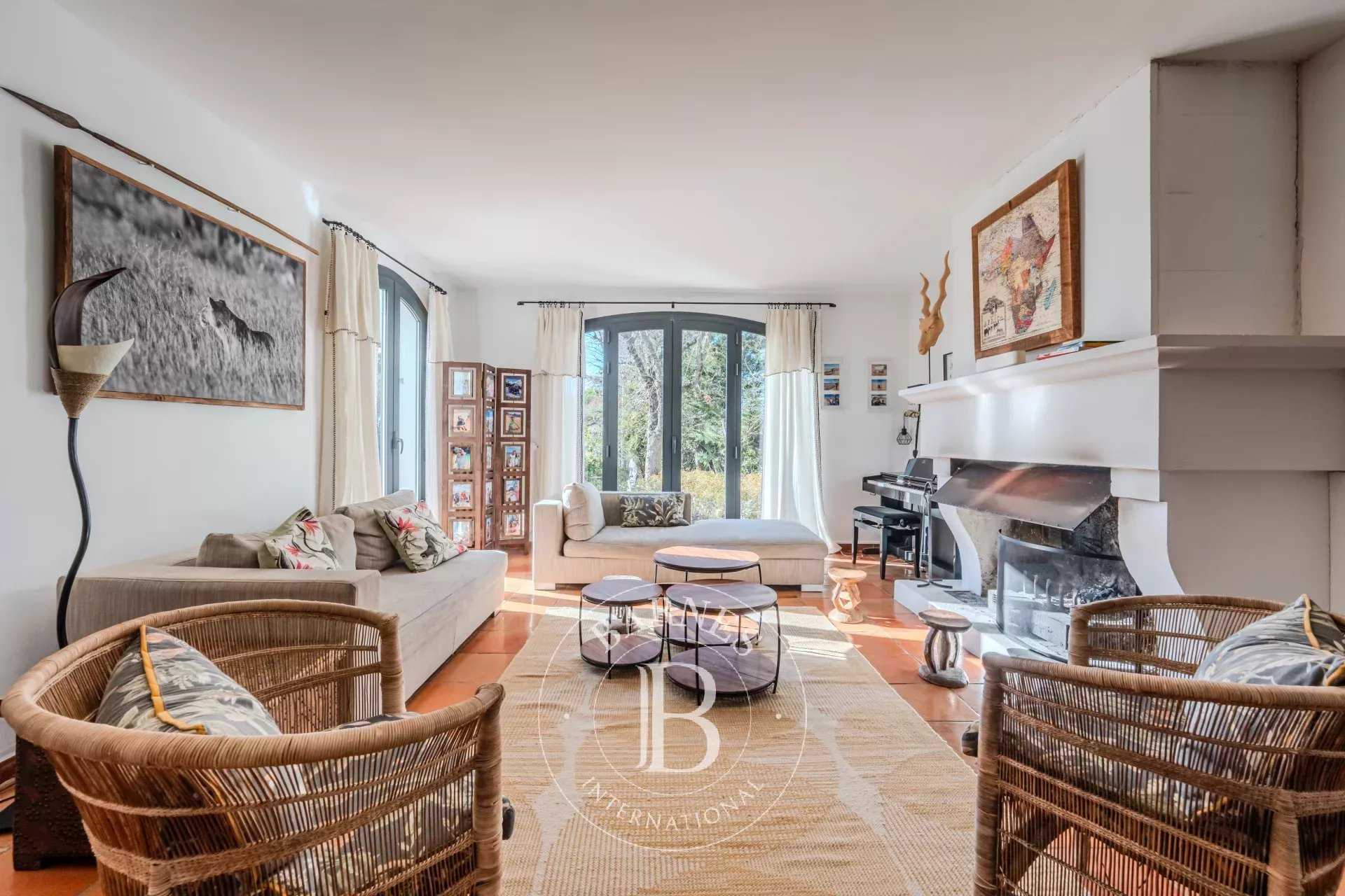 Aix-en-Provence  - Maison 8 Pi&egrave;ces 6 Chambres