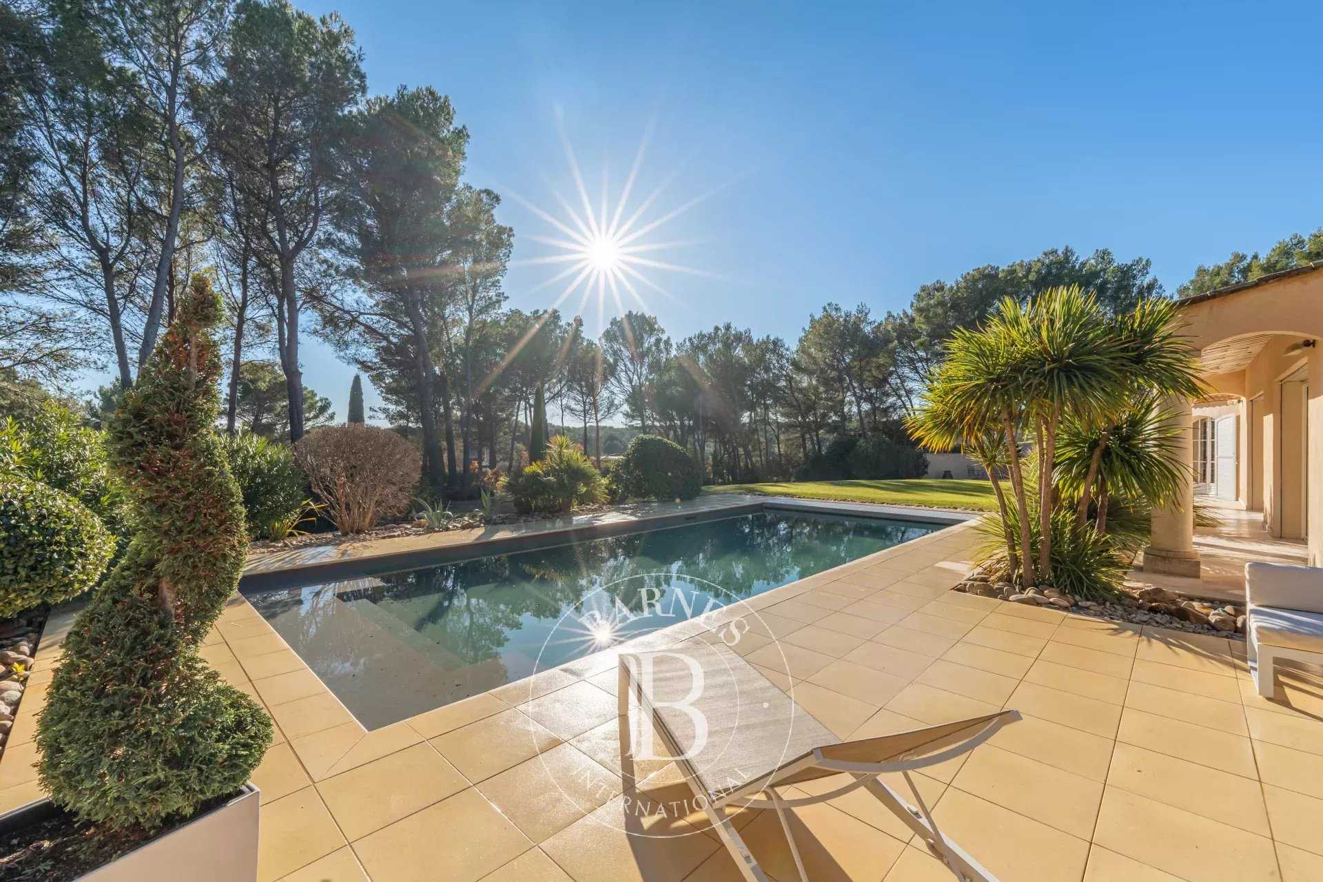 Aix-en-Provence  - Propriété 13 Pi&egrave;ces 8 Chambres