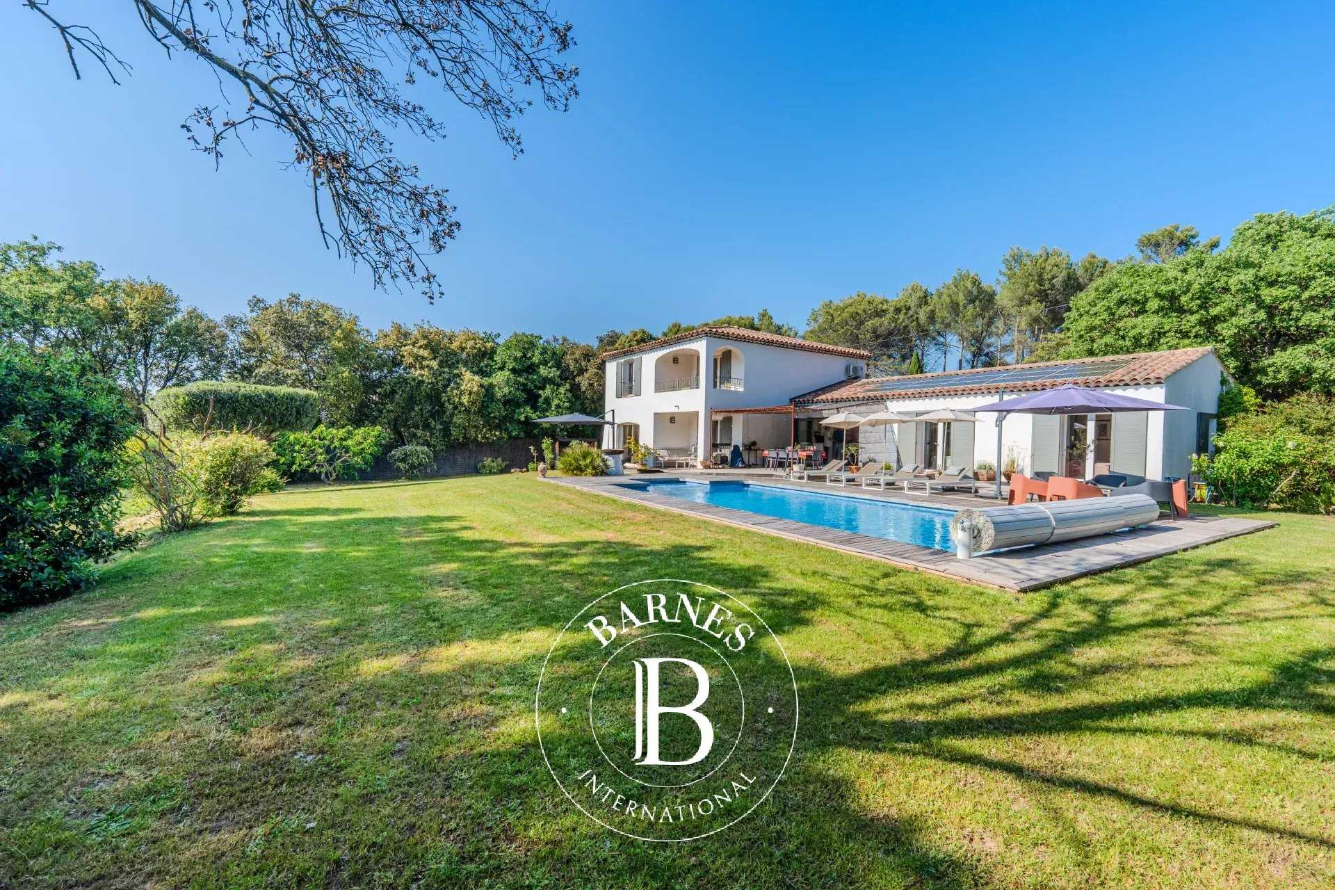 Aix-en-Provence  - Propriété 9 Pi&egrave;ces 6 Chambres