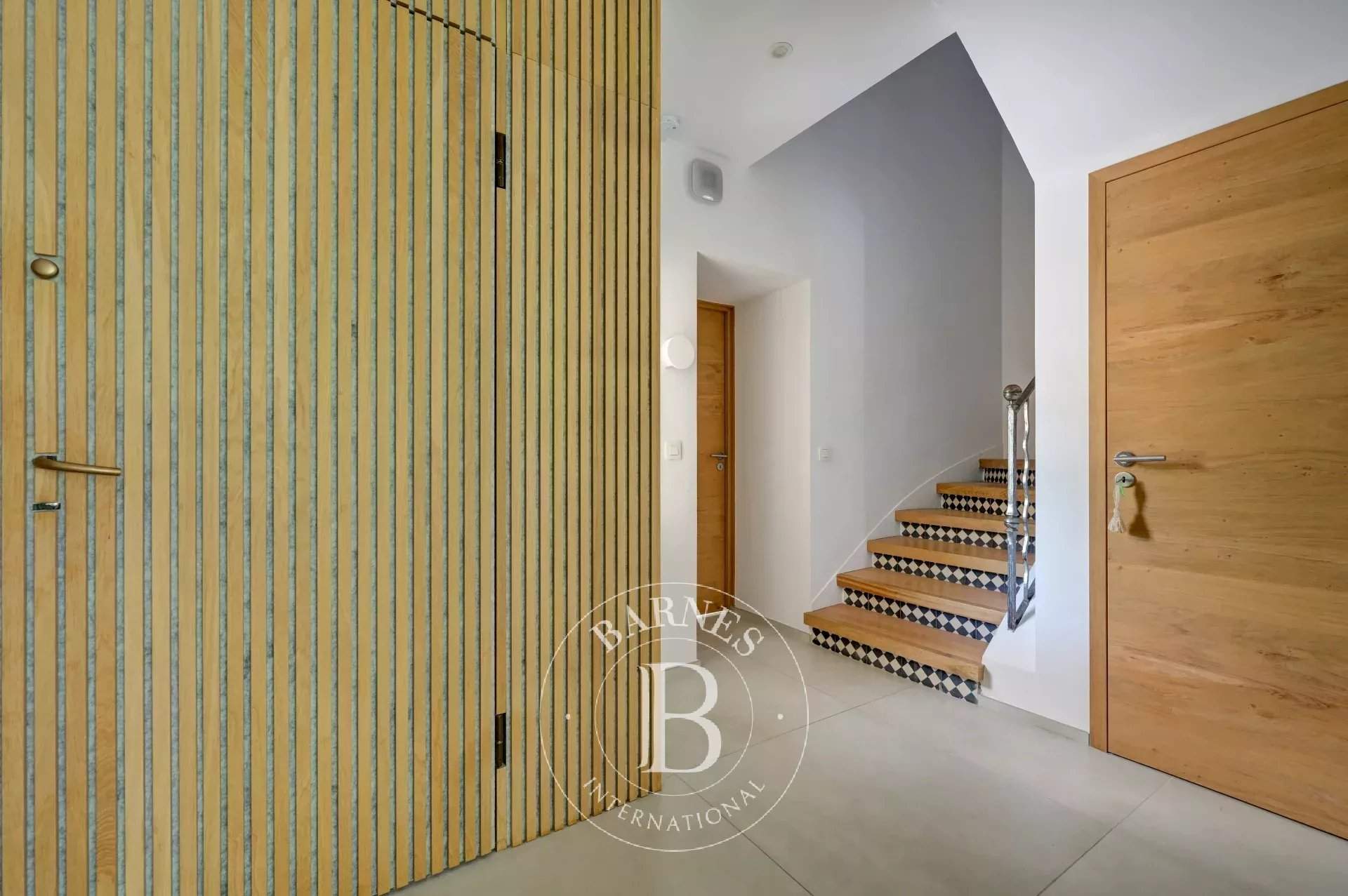 Aix-en-Provence  - Maison 7 Pièces 5 Chambres - picture 15