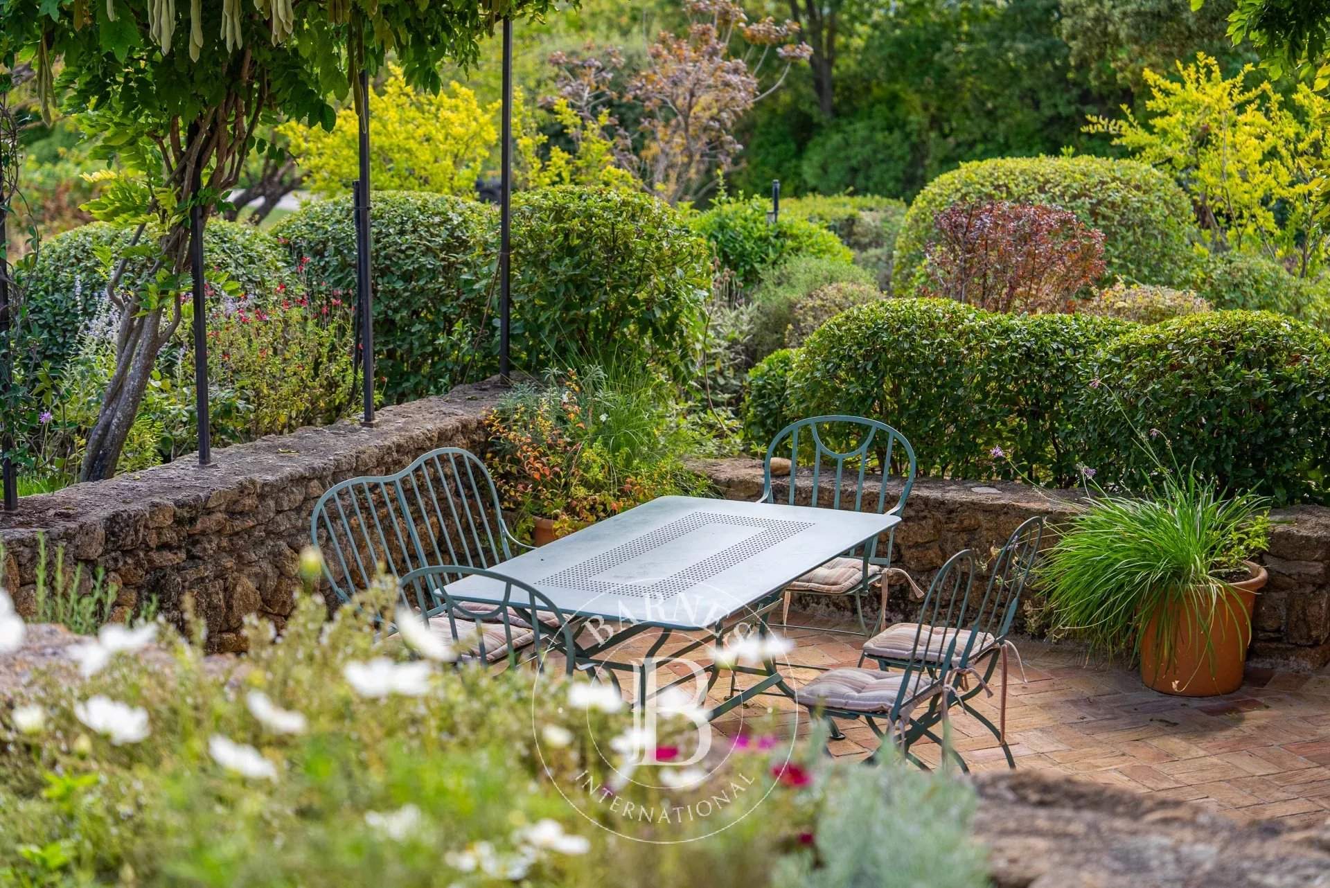 Aix-en-Provence  - Maison 6 Pièces 3 Chambres - picture 15