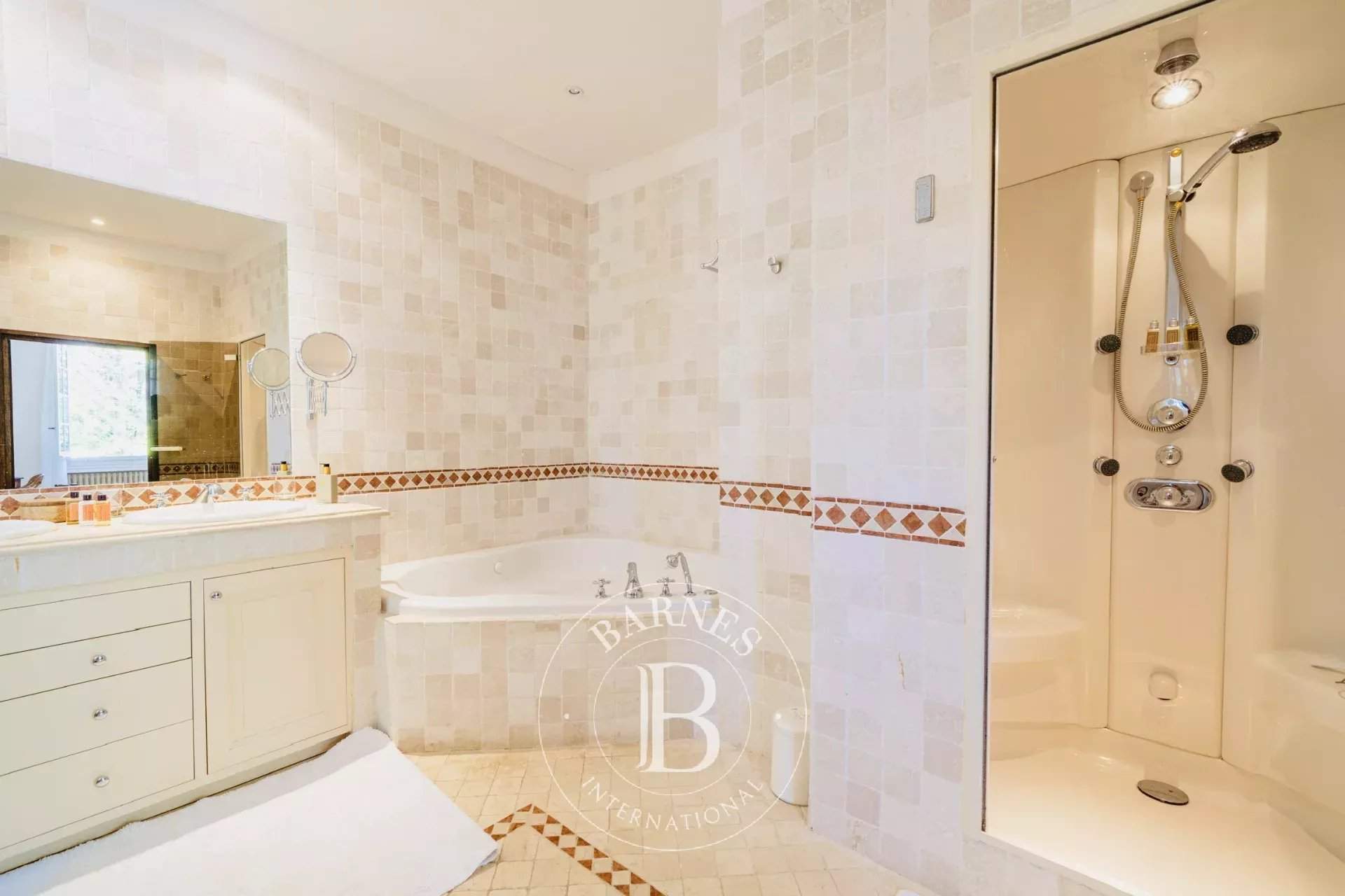 Aix-en-Provence  - Maison 7 Pi&egrave;ces 5 Chambres - picture 8