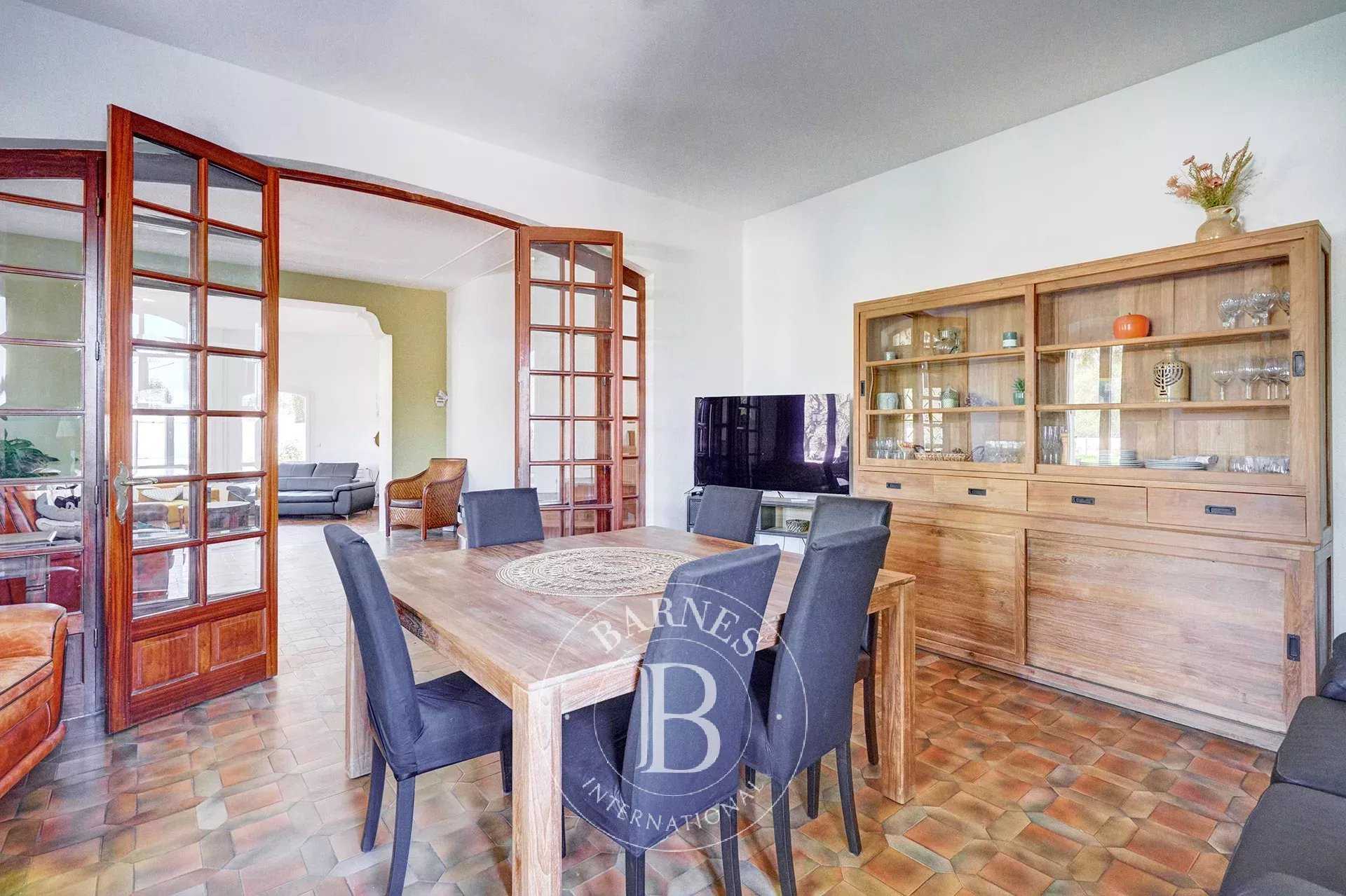 Aubagne  - Maison 10 Pièces 4 Chambres