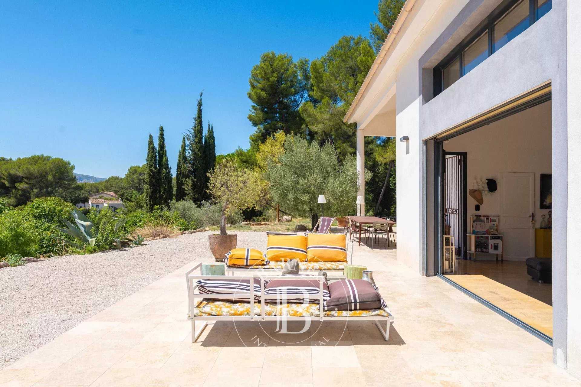 Aubagne  - Maison 7 Pièces 5 Chambres
