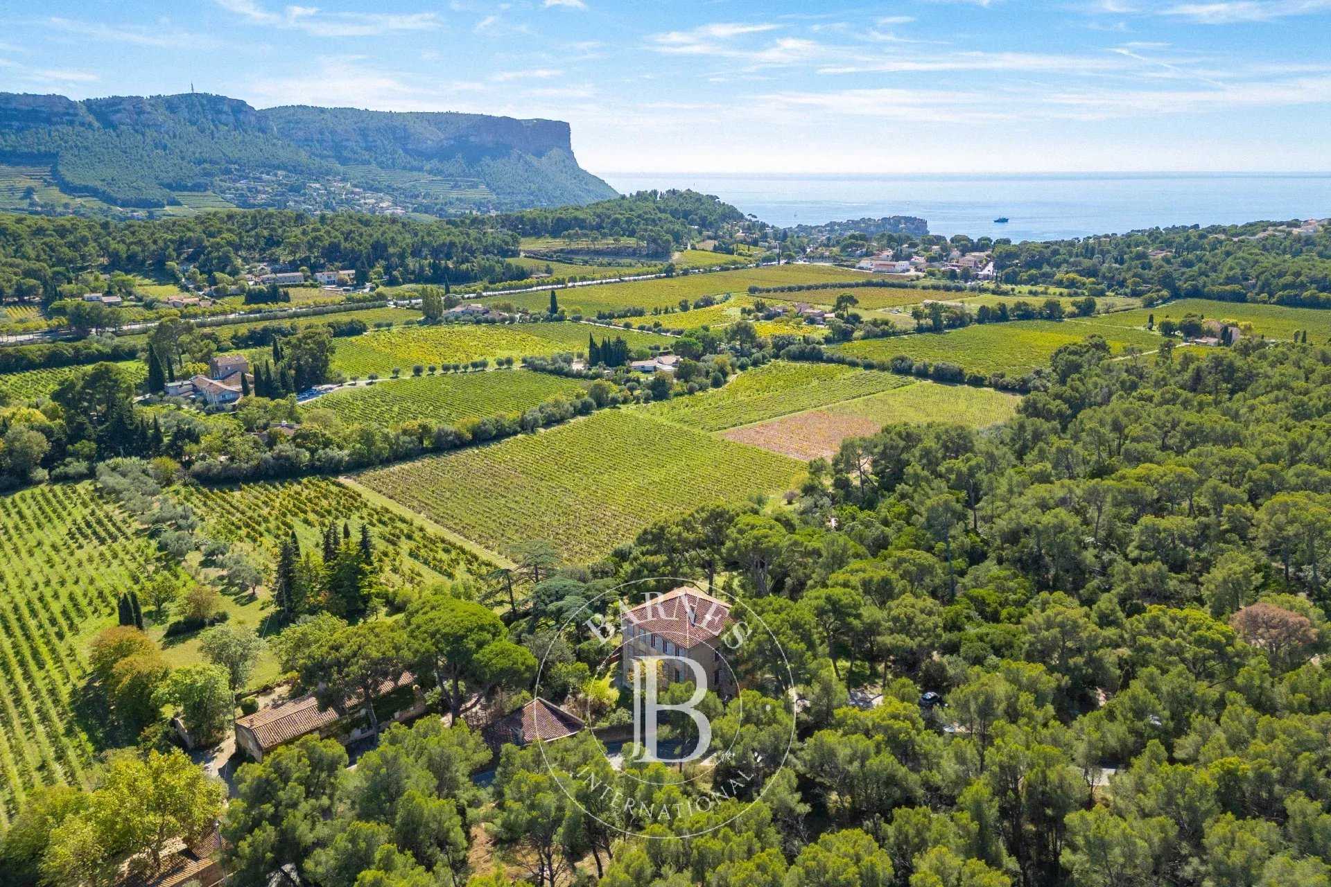 Cassis  - Propriété 16 Pi&egrave;ces 11 Chambres