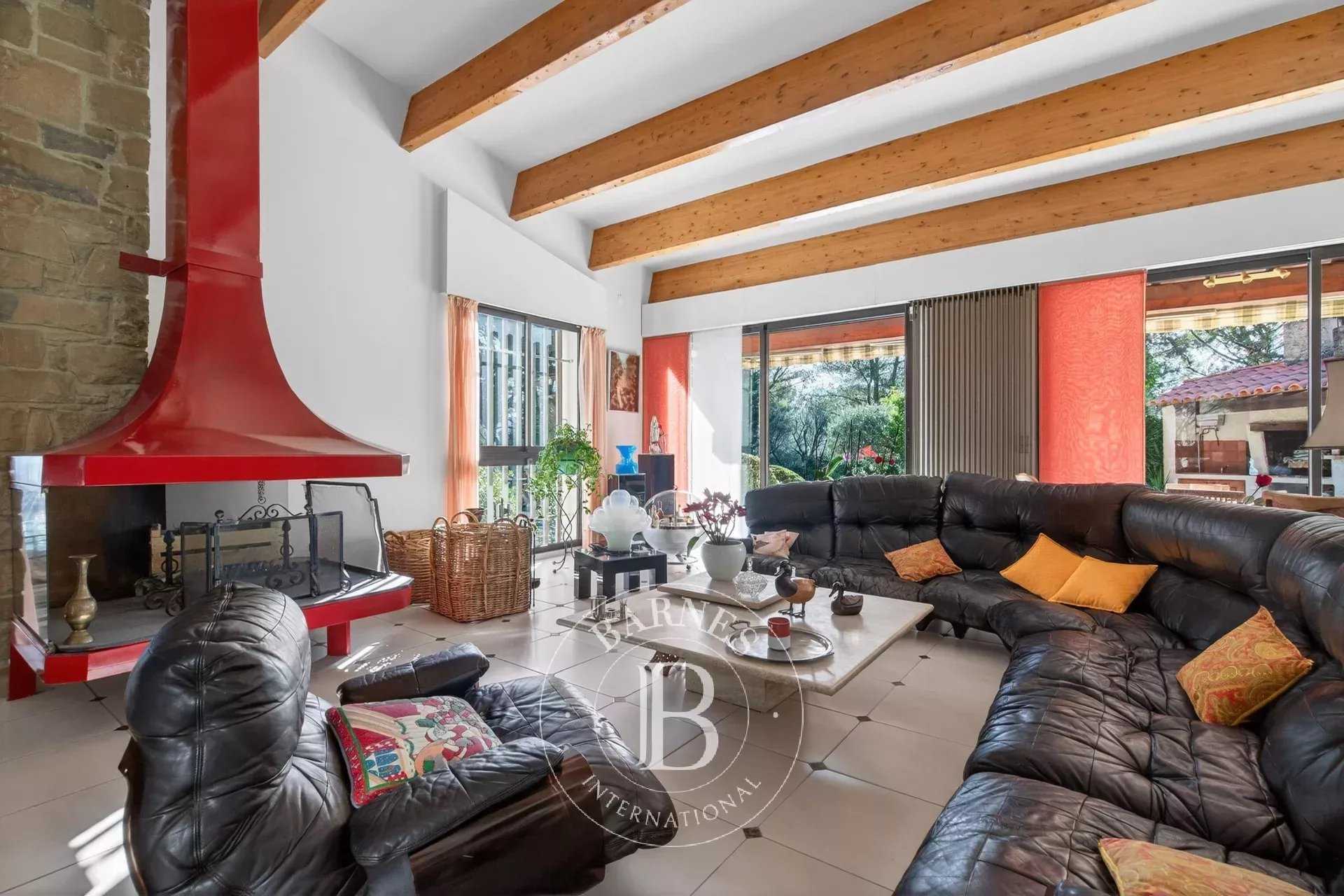 Aubagne  - Villa 12 Pi&egrave;ces 4 Chambres