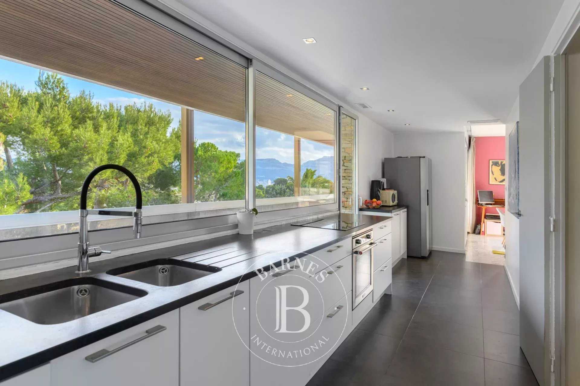 Marseille  - Maison 6 Pi&egrave;ces 4 Chambres