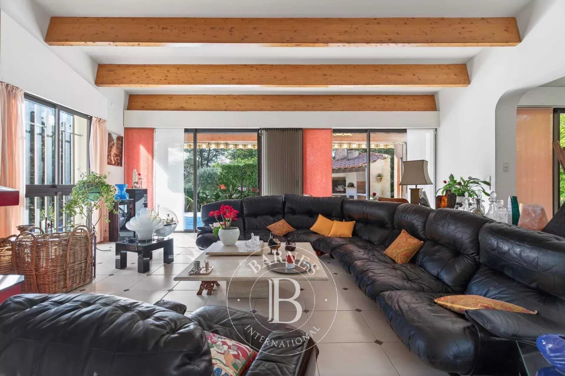 Aubagne  - Villa 12 Pi&egrave;ces 4 Chambres