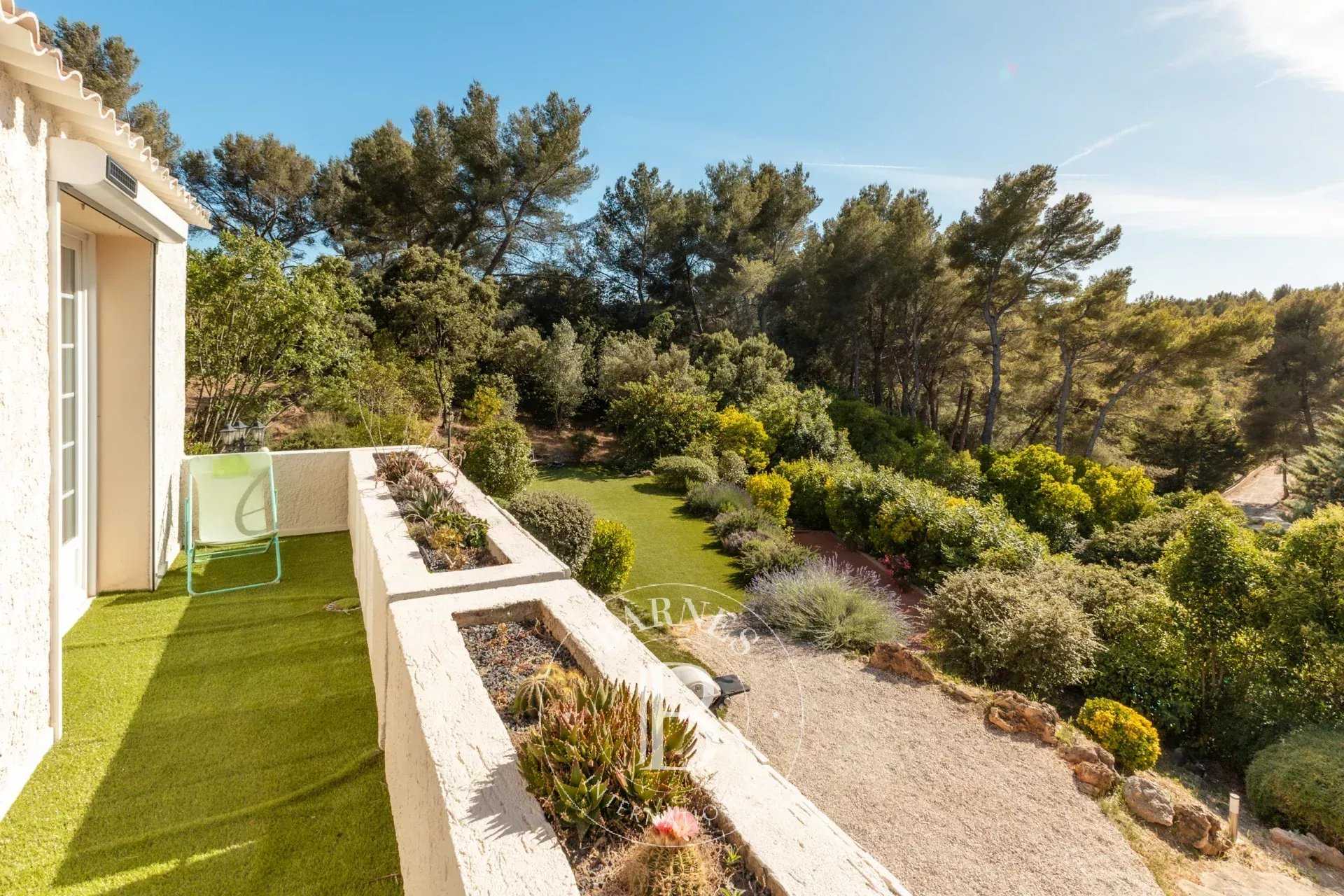 Aubagne  - Maison 7 Pi&egrave;ces 4 Chambres
