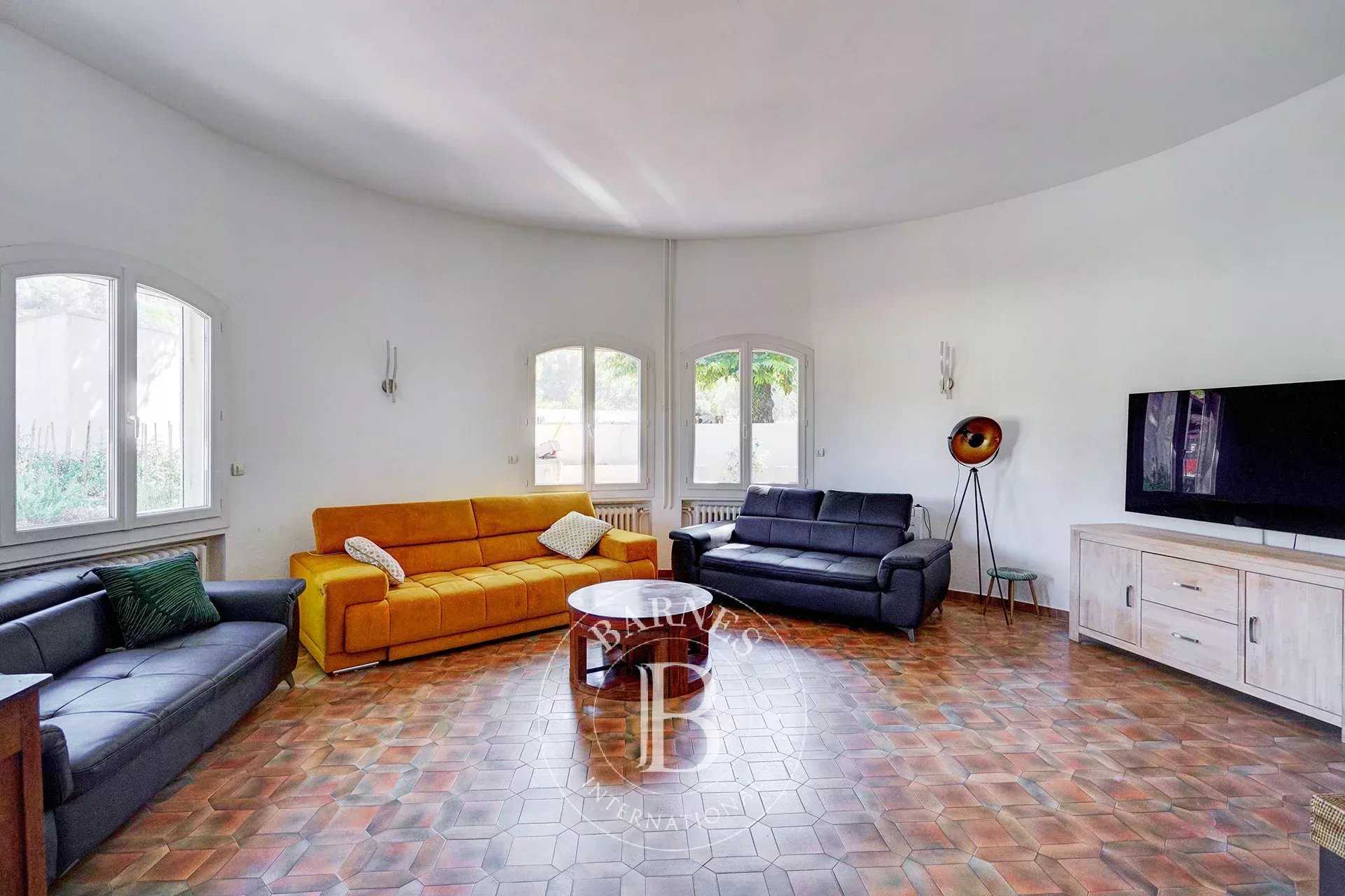 Aubagne  - Maison 10 Pièces 4 Chambres