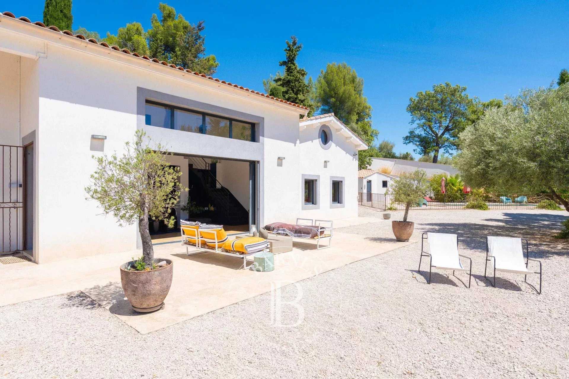 Aubagne  - Maison 7 Pièces 5 Chambres
