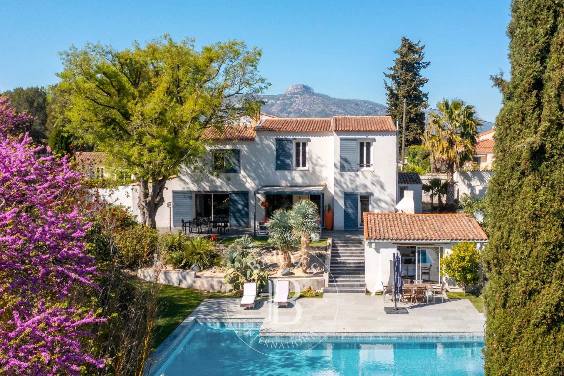 Aubagne  - Maison 6 Pi&egrave;ces 5 Chambres