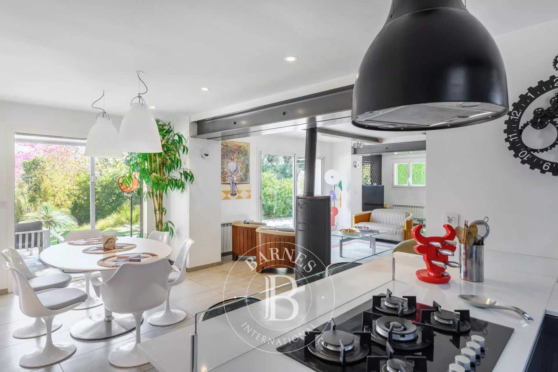 Aubagne  - Maison 6 Pi&egrave;ces 5 Chambres