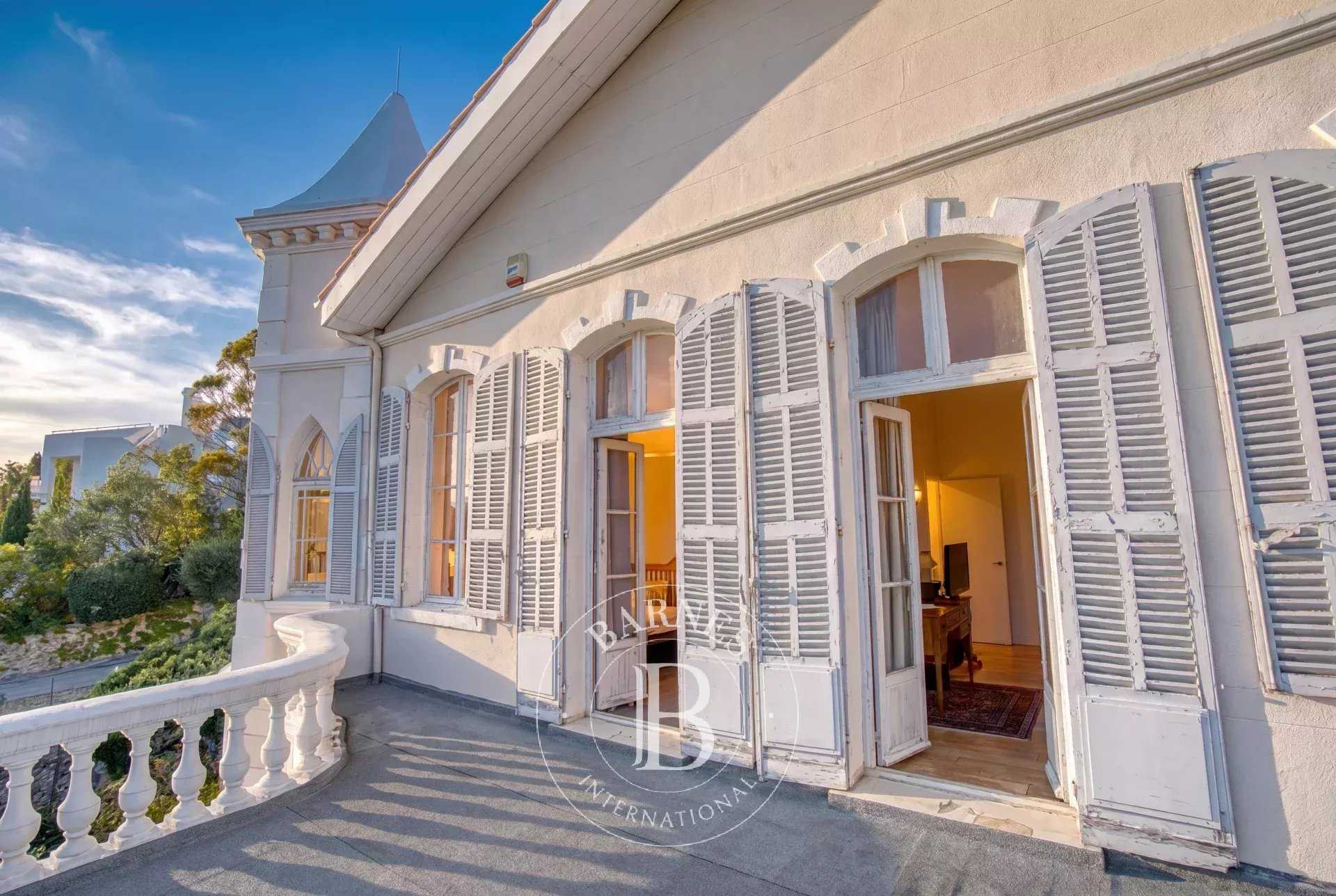 Marseille  - Villa 11 Pi&egrave;ces 8 Chambres