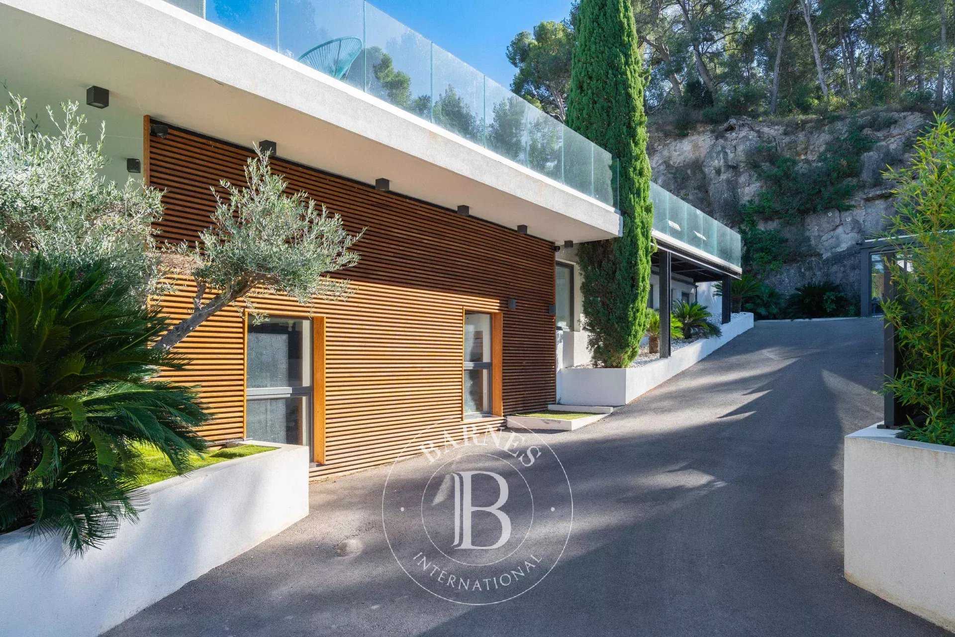 Marseille  - Maison 7 Pièces 5 Chambres