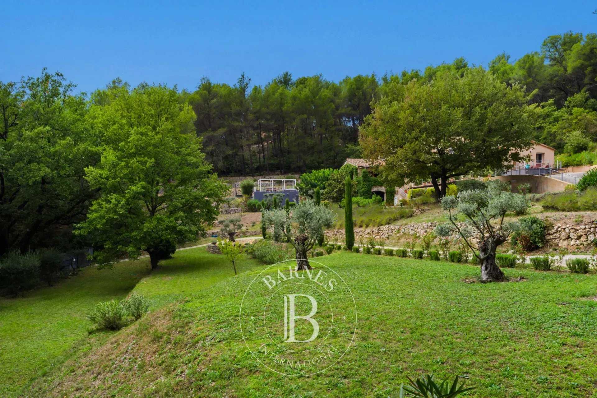 Auriol  - Property 5 Bedrooms