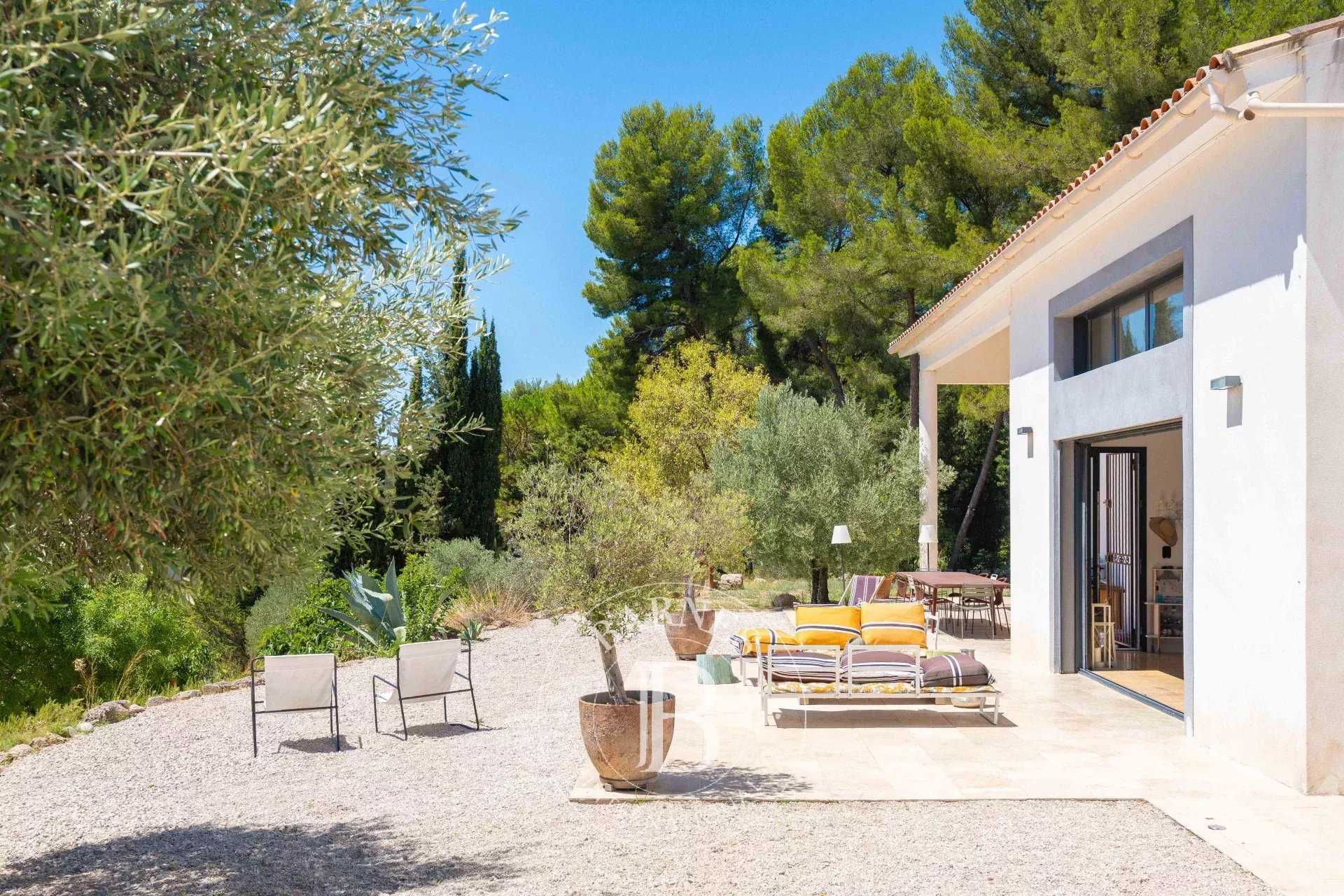 Aubagne  - Maison 7 Pièces 5 Chambres
