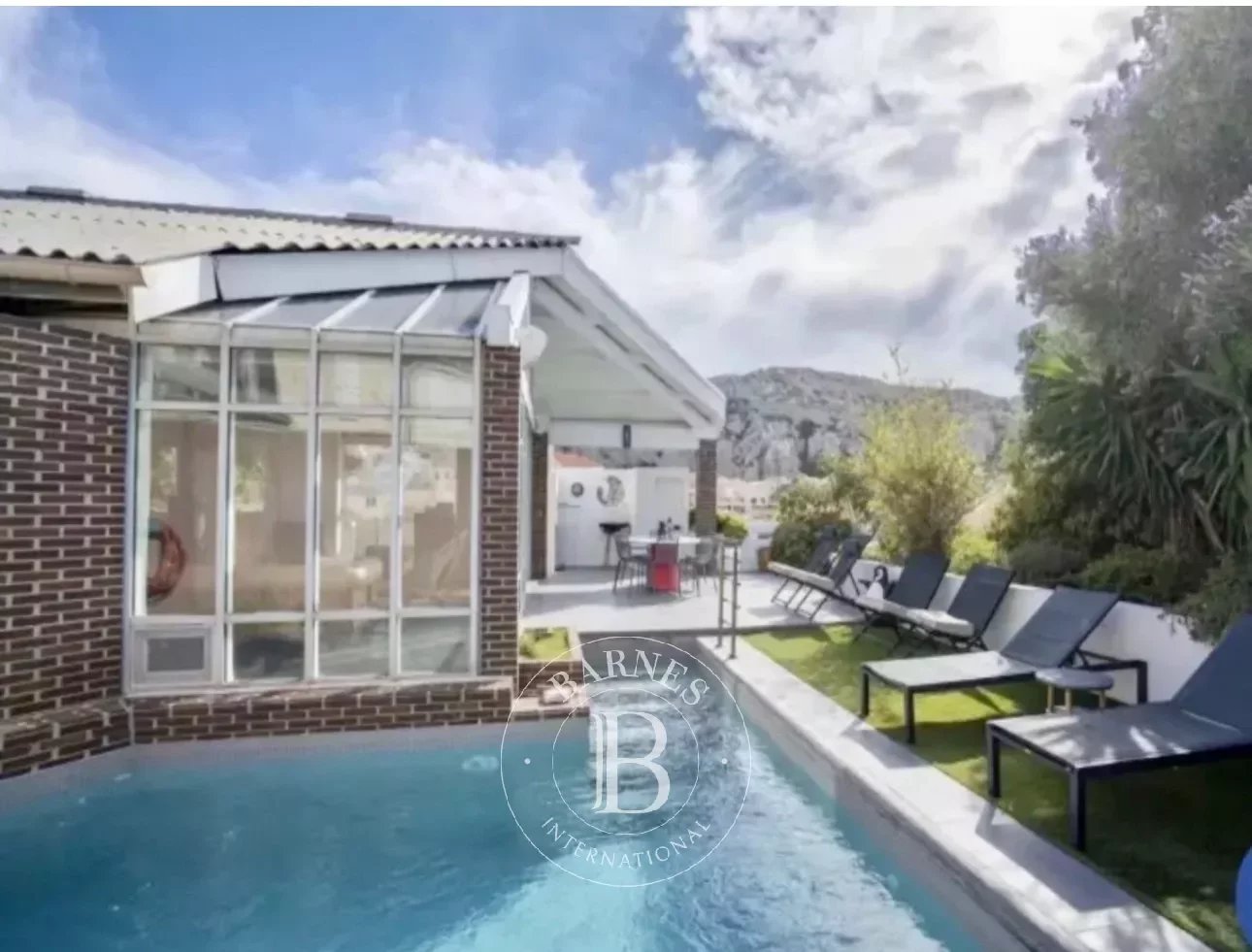 House to rent 4 Bedrooms 2411 sq ft Marseille 8 Région de Marseille €