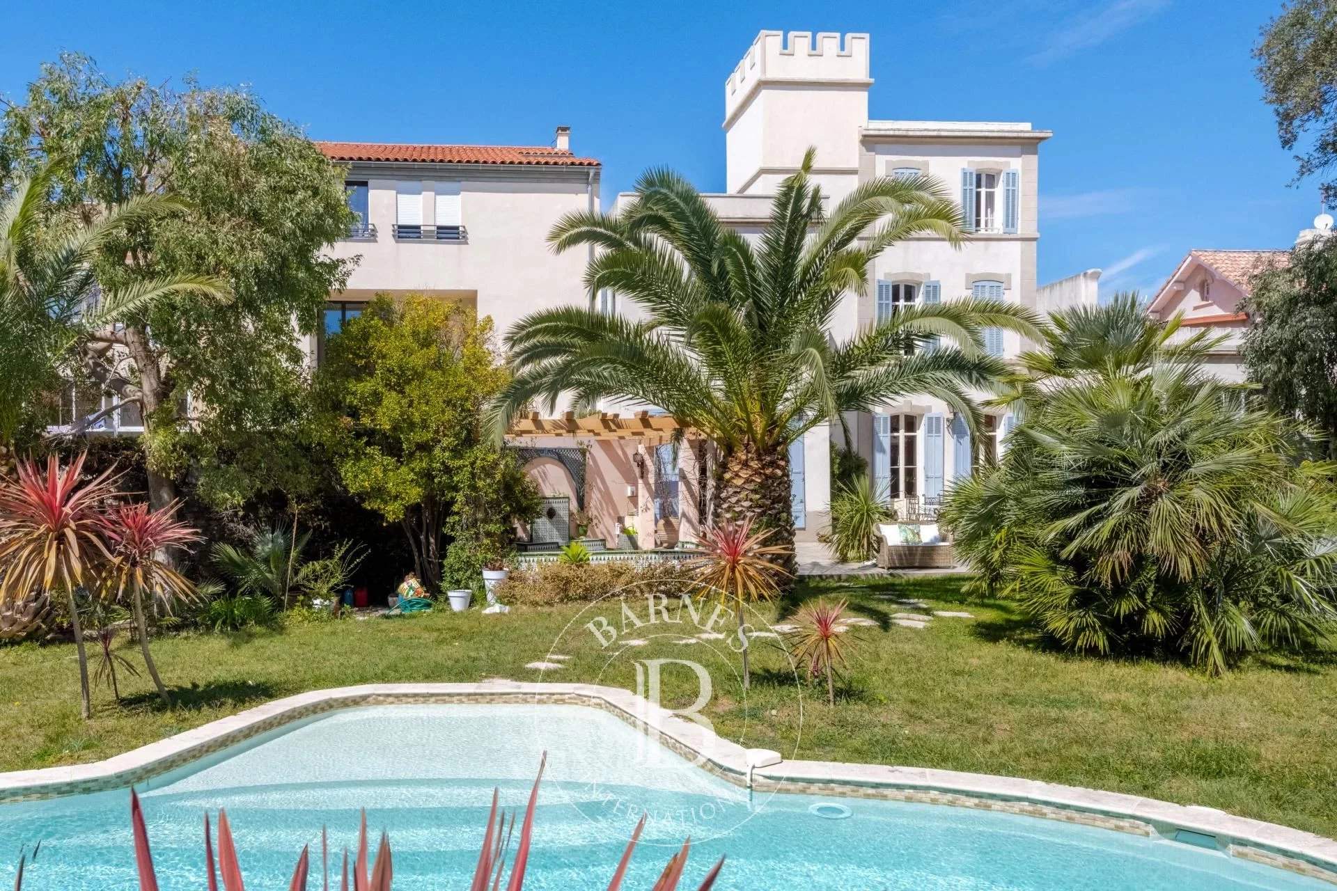 Belle maison de maître sur un jardin plein sud dans le 8ème arrondissement